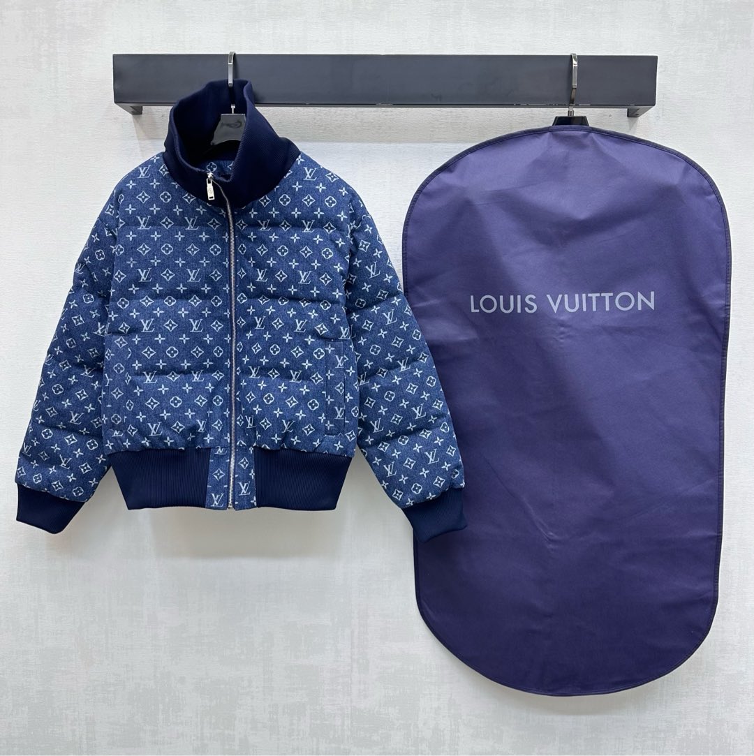 NO:566465,Comes with dust bag Louis Vuitto*2025 new arrival lapel denim down jacket, customized YB imported twill cotton denim material, down cotton filling inside, the whole piece is light and warm, the iconic four-leaf clover letter element is printed all over the body, and the lining jacquard logo highlights the brand tone. The collar, cuffs and hem are spliced with elastic threaded edges and narrowed processing to add layering to the look. Development of surface accessories. Lapel zipper jacket tailoring to break the dullness in autumn and winter.  Excellent windproof and cold-proof effect. Down filling: white goose down. Down filling: national standard 90 high version, Louis Vuitton, jackets & coats, jackets & coats, down jacket, alexander wang19860909配防尘袋Louis Vuitto*2025新品上架翻领牛仔羽绒服定制YB进口斜纹棉牛仔材质 内里羽绒棉填充 整件轻盈保暖 通体满印标志性四叶草字母元素 配合内衬提花徽标 彰显品牌调性 领口袖口衣摆拼接弹力螺纹包边收窄处理 增添造型层次感 面辅料开发 翻领拉链夹克外套剪裁 打破秋冬沉闷感 防风御寒效果一绝 充绒物:白鹅绒 充绒量:国标90    高版本,,louis vuitton,jackets & coats,jackets & coats,down jacket,alexander wang,Women's clothing
