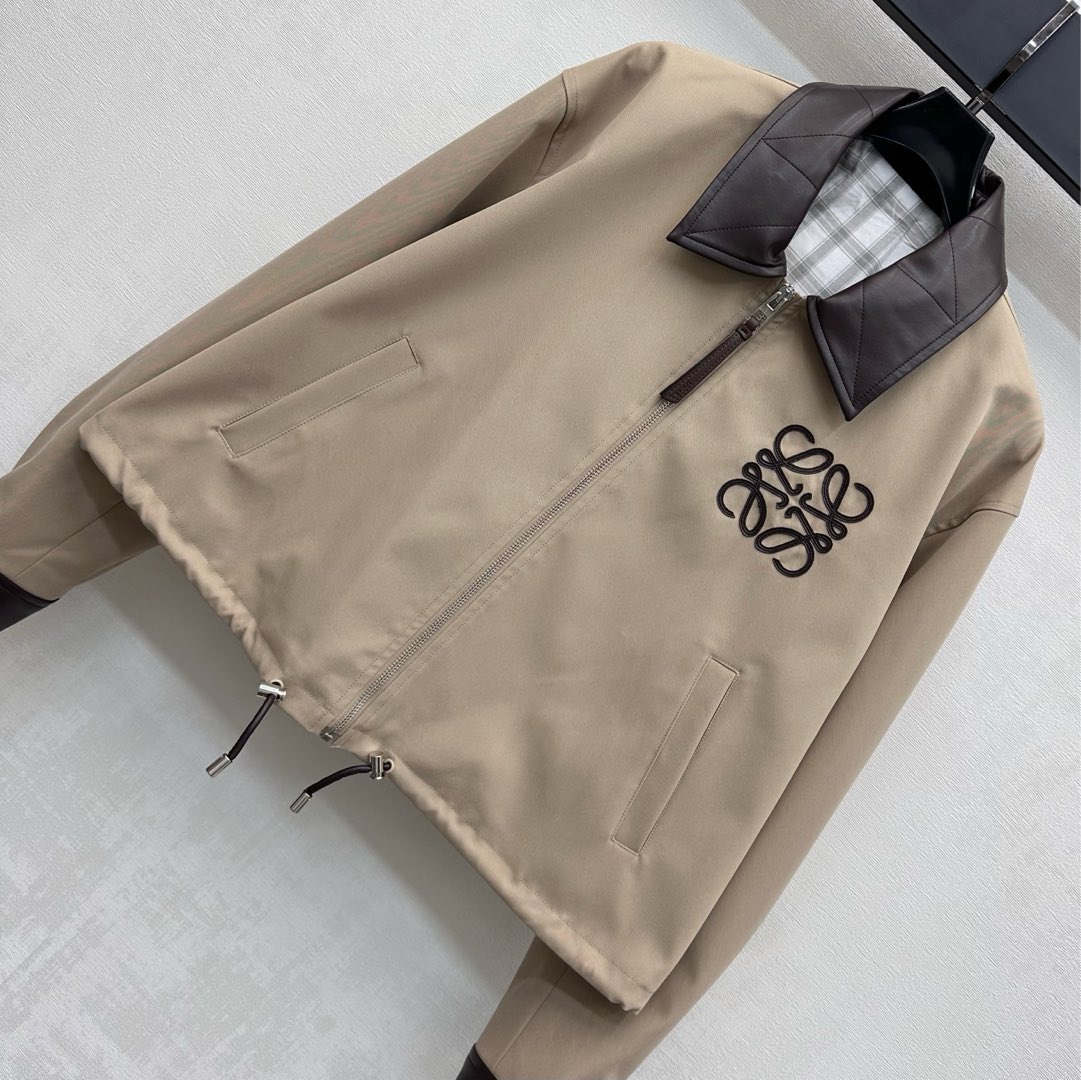 NO:566467,Loew*2025 new arrival leather jacket jacket is made of imported YB twill cotton material. It is shiny and draped. The leather collar and cuff splicing design is used. It is adjusted with the zipper and drawstring at the hem to add layering to the look. The iconic totem logo decoration on the chest echoes the classic plaid lining to highlight the brand tone. The development of surface accessories. The tailoring of the lapel jacket jacket can be paired with the same series of pleated skirts. The complete set is simple and advanced, showing a casual style.  You can also buy them separately to match the high version in 2 colors, loewe, skirts, jackets & coats, jackets & coats, alexander wang19860909Loew*2025新品上架拼皮夹克外套定制YB进口斜纹全棉材质 光泽垂顺有型 沿用皮革领边袖口拼接设计 配合开襟拉链下摆抽绳调节处理 增添造型层次感 胸前点缀标志性图腾徽标装饰 呼应经典格纹内衬 彰显品牌调性 面辅料开发 翻领夹克外套剪裁 可搭配同系列百褶半裙 成套穿搭简约高级 呈现随性穿搭风格 也可分开购入搭配  高版本2色,,loewe,skirts,jackets & coats,jackets & coats,alexander wang,Women's clothing