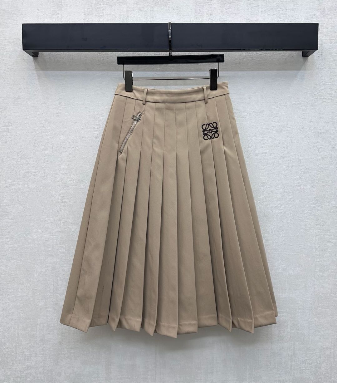 NO:566462,Loew*2025 new products are on the shelves. High-waisted pleated skirt, made of YB imported twill cotton material. Glossy and draped. Decorated with a zipper across the waist. Matched with pleated skirt cutting design to add layering to the look. Decorated with the iconic totem logo to highlight the brand tone. Development of surface accessories. Pleated mid-length skirt cut. Can be paired with jackets and jackets from the same series. The set is simple and high-end. It presents a casual style. It can also be purchased separately.  High version 2 colors,,loewe,skirts,jackets & coats,jackets & coats,alexander wang19860909Loew*2025新品上架高腰百褶半裙定制YB进口斜纹全棉材质 光泽垂顺有型 饰以单侧腰跨拉链装饰 配合压褶裙摆裁剪设计 增添造型层次感 点缀标志性图腾徽标装饰 彰显品牌调性 面辅料开发 压褶中长半裙剪裁 可搭配同系列夹克外套 成套穿搭简约高级 呈现随性穿搭风格 也可分开购入搭配  高版本2色,,loewe,skirts,jackets & coats,jackets & coats,alexander wang,Women's clothing