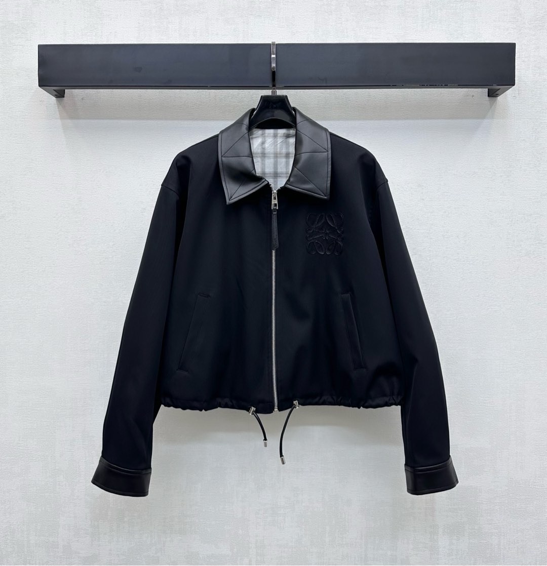 NO:566479,Loew*2025 new arrival leather jacket jacket is made of imported YB twill cotton material. It is shiny and draped. The leather collar and cuff splicing design is used. It is adjusted with the zipper and drawstring at the hem to add layering to the look. The iconic totem logo decoration on the chest echoes the classic plaid lining to highlight the brand tone. The development of surface accessories. The tailoring of the lapel jacket jacket can be paired with the same series of pleated skirts. The complete set is simple and advanced, showing a casual style.  You can also buy them separately to match the high version in 2 colors, loewe, skirts, jackets & coats, jackets & coats, alexander wang19860909Loew*2025新品上架拼皮夹克外套定制YB进口斜纹全棉材质 光泽垂顺有型 沿用皮革领边袖口拼接设计 配合开襟拉链下摆抽绳调节处理 增添造型层次感 胸前点缀标志性图腾徽标装饰 呼应经典格纹内衬 彰显品牌调性 面辅料开发 翻领夹克外套剪裁 可搭配同系列百褶半裙 成套穿搭简约高级 呈现随性穿搭风格 也可分开购入搭配  高版本2色,,loewe,skirts,jackets & coats,jackets & coats,alexander wang,Women's clothing