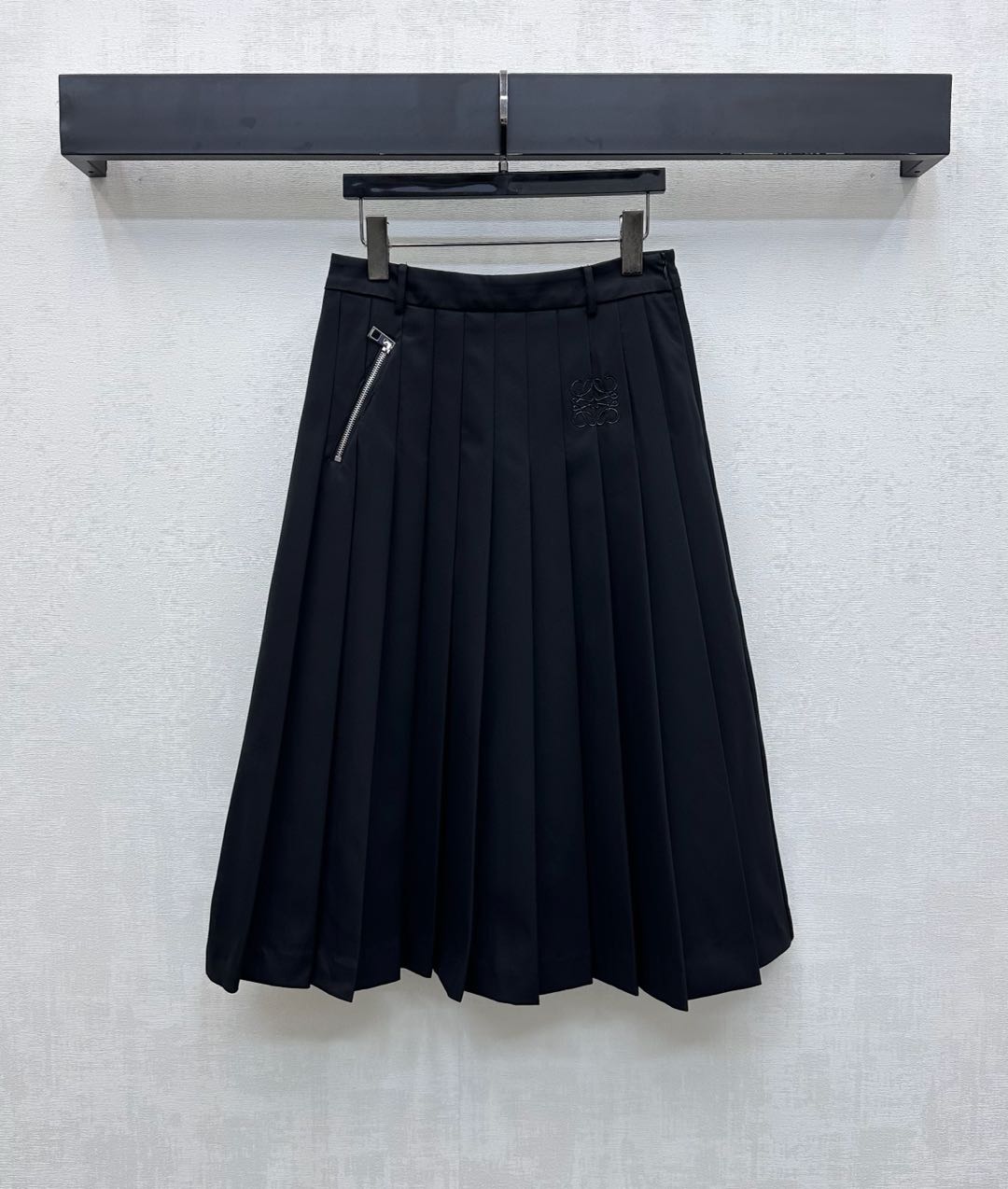 NO:566477,Loew*2025 new products are on the shelves. High-waisted pleated skirt, made of YB imported twill cotton material. Glossy and draped. Decorated with a zipper across the waist. Matched with pleated skirt cutting design to add layering to the look. Decorated with the iconic totem logo to highlight the brand tone. Development of surface accessories. Pleated mid-length skirt cut. Can be paired with jackets and jackets from the same series. The set is simple and high-end. It presents a casual style. It can also be purchased separately.  High version 2 colors,,loewe,skirts,jackets & coats,jackets & coats,alexander wang19860909Loew*2025新品上架高腰百褶半裙定制YB进口斜纹全棉材质 光泽垂顺有型 饰以单侧腰跨拉链装饰 配合压褶裙摆裁剪设计 增添造型层次感 点缀标志性图腾徽标装饰 彰显品牌调性 面辅料开发 压褶中长半裙剪裁 可搭配同系列夹克外套 成套穿搭简约高级 呈现随性穿搭风格 也可分开购入搭配  高版本2色,,loewe,skirts,jackets & coats,jackets & coats,alexander wang,Women's clothing