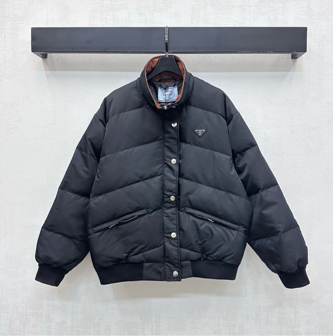 NO:567583,With dust bag  Down filling standard: national standard 90 down. Down filling: white goose down. High version, prada, jackets & coats, jackets & coats, down jacket, alexander wang19860909配防尘袋Prad*2025新品上架立领羽绒外套定制YB进口防风防水尼龙材质 内里白鹅绒填充 整件轻盈保暖 隐藏式拉链配合按扣调节设计 增添造型层次感 长方格压纹以斜分方式呈现双层领边处理 丰富视觉效果防风御寒 胸前点缀标志性三角徽标装饰 彰显品牌调性 翻领夹克外套剪裁 秋冬叠穿首选 充绒标准:国标90绒 充绒物:白鹅绒 高版本,,prada,jackets & coats,jackets & coats,down jacket,alexander wang,Women's clothing