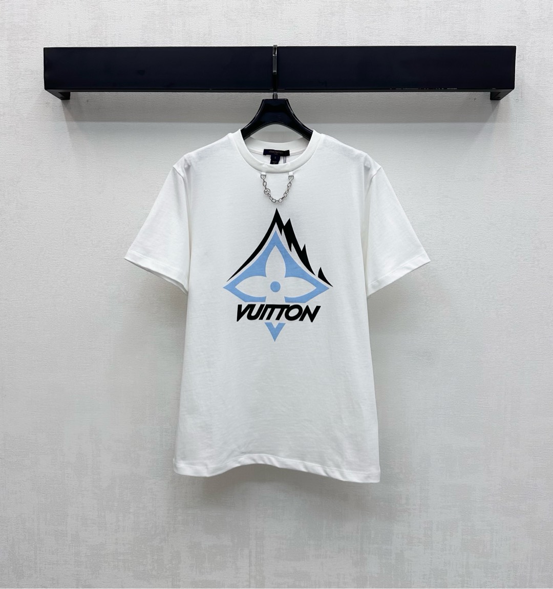 NO:567467,Louis Vuitto*2025 new products are available with round neck chain printing. Customized YB imported cotton material. Breathable, comfortable and full of texture. Printing technology is used to create four-leaf clover letter print pattern decoration on the front of the chest to highlight the brand tone. Chain embellishment design with printed letters on the neckline adds layering to the look. Development of surface accessories. Conventional short-sleeved T-shirt tailoring. Stylish when worn alone. High version, louis vuitton, T-shirt, tees, t-shirt, alexander wang19860909Louis Vuitto*2025新品上架圆领链条印花 定制YB进口全棉材质 透气舒适 质感十足 胸前沿用印花工艺打造四叶草字母印花图案装饰 彰显品牌调性 领口印刻字母链条点缀设计 增添造型层次感 面辅料开发 常规短袖T恤剪裁 单穿内搭出彩时髦 高版本,,louis vuitton,T-shirt,tees，t-shirt,alexander wang,Women's clothing