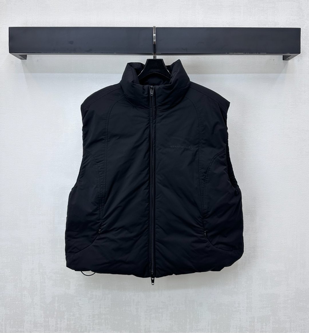 NO:567479,Comes with dustproof bag Alexanderwan*2025 new arrival Bread down armor customized YB imported windproof and waterproof nylon material White duck down filling on the inside The whole piece is light and warm The outer contour is embossed and outlined to add layering to the look The iconic letter logo decoration on the chest highlights the brand tone Zipper vest jacket tailoring The first choice for layering in autumn and winter Filling material: white duck down Filling standard: GB 90 High version 2 colors, jackets & coats, down  jacket,alexander wang19860909配防尘袋Alexanderwan*2025新品上架面包羽绒甲定制YB进口防风防水尼龙材质 内里白鸭绒填充 整件轻盈保暖 外侧轮廓线压纹勾勒处理 增添造型层次感 胸前点缀标志性字母徽标装饰 彰显品牌调性 拉链马甲外套剪裁 秋冬叠穿首选 充绒物:白鸭绒 充绒标准:国标90 高版本2色,,jackets & coats,down jacket,alexander wang,Women's clothing