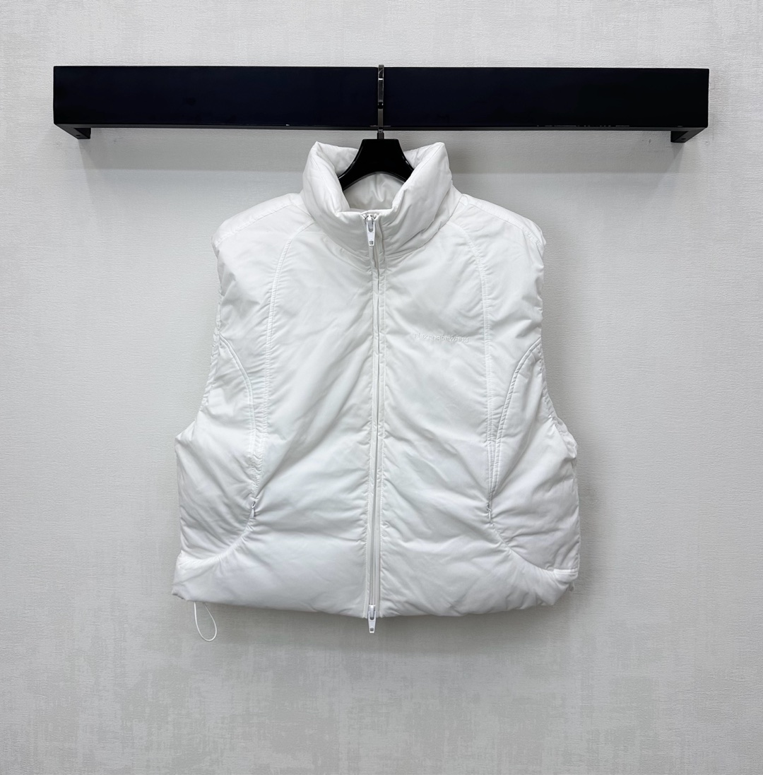 NO:567491,Comes with dust bag Alexanderwan*2025 new arrival bread down vest customized YB imported windproof and waterproof nylon material White duck down filling inside makes the whole piece light and warm The outer contour is embossed and outlined to add a sense of layering The iconic letter logo decoration on the chest highlights the brand tone Zipper vest jacket tailoring The first choice for layering in autumn and winter Filling material: white duck down Filling standard: GB 90 High version 2 colors, jackets & coats, down  jacket,alexander wang19860909配防尘袋Alexanderwan*2025新品上架面包羽绒马甲定制YB进口防风防水尼龙材质 内里白鸭绒填充 整件轻盈保暖 外侧轮廓线压纹勾勒处理 增添造型层次感 胸前点缀标志性字母徽标装饰 彰显品牌调性 拉链马甲外套剪裁 秋冬叠穿首选 充绒物:白鸭绒 充绒标准:国标90 高版本2色,,jackets & coats,down jacket,alexander wang,Women's clothing