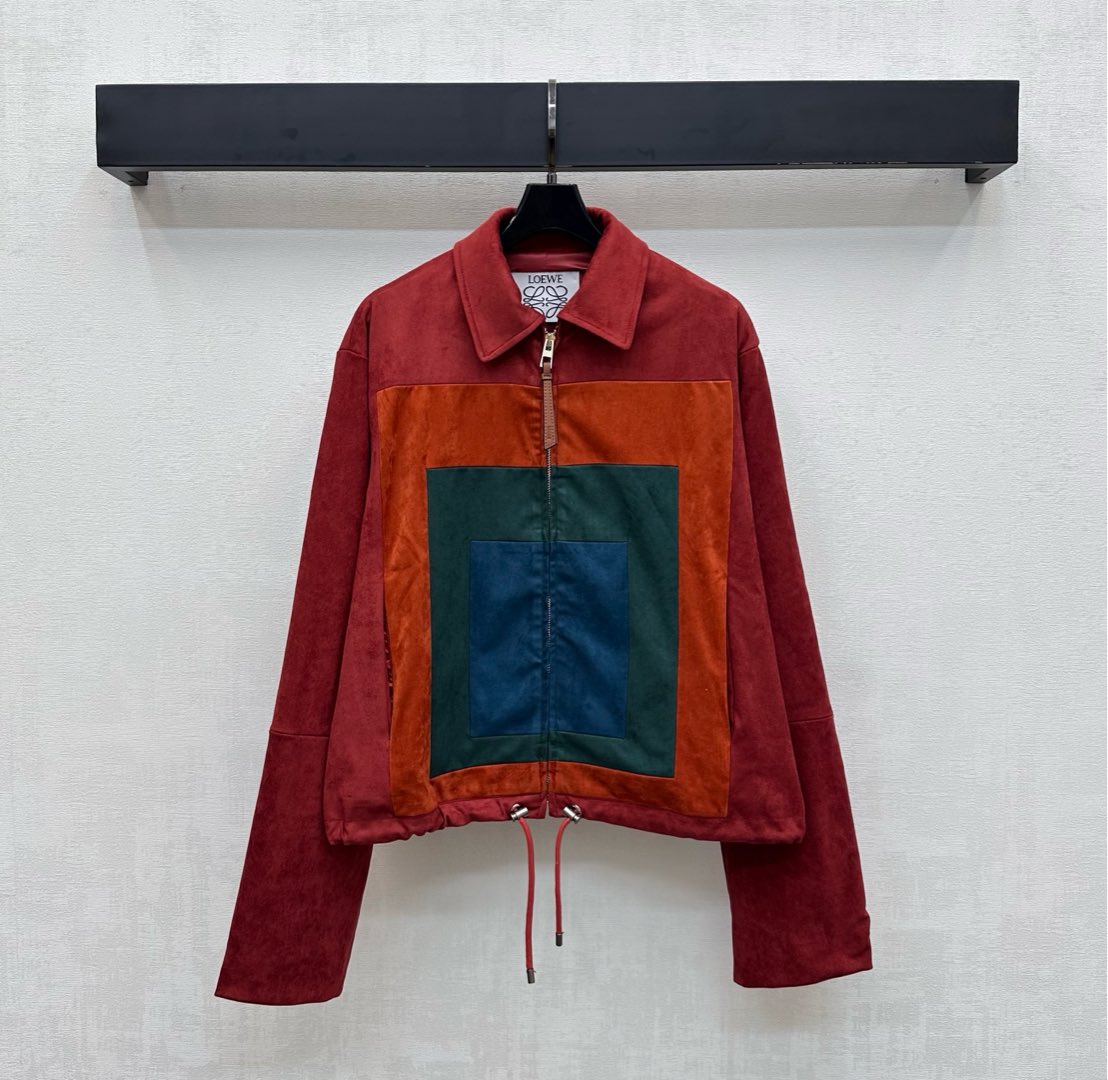 NO:567595,Loew*2025 new products are on the shelves. Contrast color lapel jackets are made of YB imported rayon. They are shiny, crisp and stylish. Neat tailoring easily outlines the right-angle shoulder line. The zipper adjustment and hem drawstring design add a sense of layering to the look. The multi-layer splicing color block decoration is used to enrich the visual effect. The back is embellished with the iconic engraved totem leather label to highlight the brand's tone. Development of surface accessories. Drawstring jacket tailoring. Casual and stylish.  high version,,loewe,jackets & coats,jackets & coats,alexander wang19860909Loew*2025新品上架撞色翻领夹克外套定制YB进口人棉材质 光泽挺括有型 利落裁剪轻松勾勒直角肩线条 开襟拉链调节配合下摆抽绳设计 增添造型层次感 沿用多层拼接色块装饰 丰富视觉效果 后背点缀标志性刻印图腾皮标 彰显品牌调性 面辅料开发 抽绳夹克外套剪裁 随意外搭出彩时髦  高版本,,loewe,jackets & coats,jackets & coats,alexander wang,Women's clothing