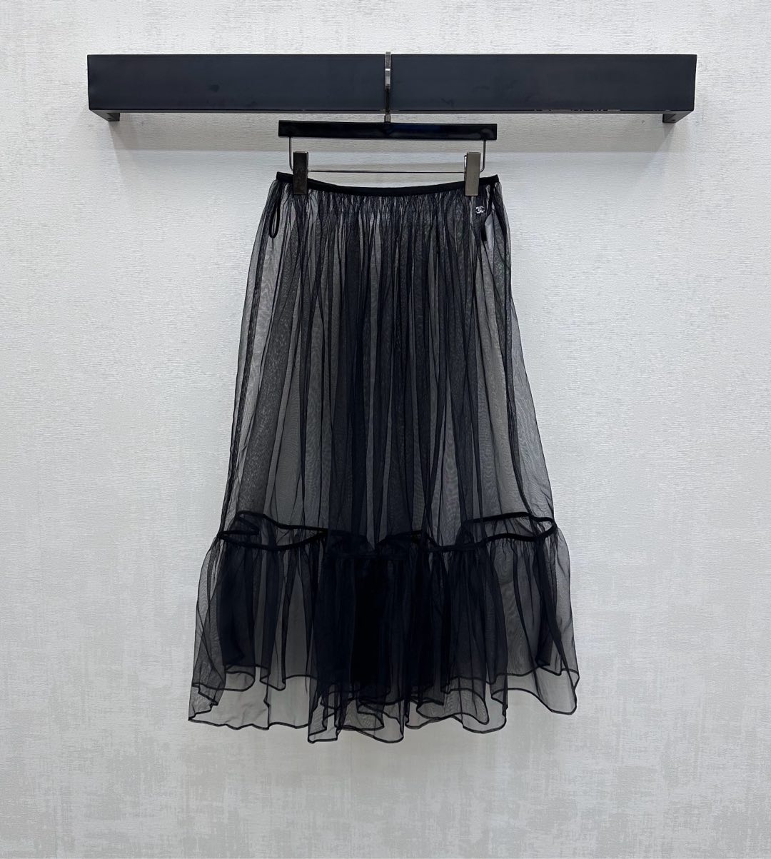 NO:567533,Chane*2025 new products are on the shelves. Sheer cake gauze skirt is made of YB imported mesh material. It is elegant, skin-friendly and breathable. It follows the double-layer cake see-through mesh design to add layering to the look. The waist is embellished with rhinestone double C letter logo decoration to highlight the brand tone. Surface accessories development. High-waisted mid-length skirt tailoring. Layered for commuting and dating to make it more charming. High version 3 colors 36 38 40,,chanel,skirts,alexander wang19860909Chane*2025新品上架 透纱蛋糕纱裙定制YB进口网纱材质 飘逸亲肤透气 沿用双层次蛋糕透视网纱设计 增添造型层次感 腰间点缀水钻双C字母徽标装饰 彰显品牌调性 面辅料开发 高腰中长款半裙剪裁 通勤约会叠穿更显风情迷人 高版本3色36 38 40,,chanel,skirts,alexander wang,Women's clothing