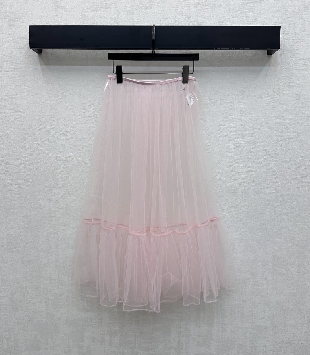 NO:567549,Chane*2025 new products are on the shelves. Sheer cake gauze skirt is made of YB imported mesh material. It is elegant, skin-friendly and breathable. It follows the double-layer cake see-through mesh design to add layering to the look. The waist is embellished with rhinestone double C letter logo decoration to highlight the brand tone. Surface accessories development. High-waisted mid-length skirt tailoring. Layered for commuting and dating to make it more charming. High version 3 colors 36 38 40,,chanel,skirts,alexander wang19860909Chane*2025新品上架 透纱蛋糕纱裙定制YB进口网纱材质 飘逸亲肤透气 沿用双层次蛋糕透视网纱设计 增添造型层次感 腰间点缀水钻双C字母徽标装饰 彰显品牌调性 面辅料开发 高腰中长款半裙剪裁 通勤约会叠穿更显风情迷人 高版本3色36 38 40,,chanel,skirts,alexander wang,Women's clothing