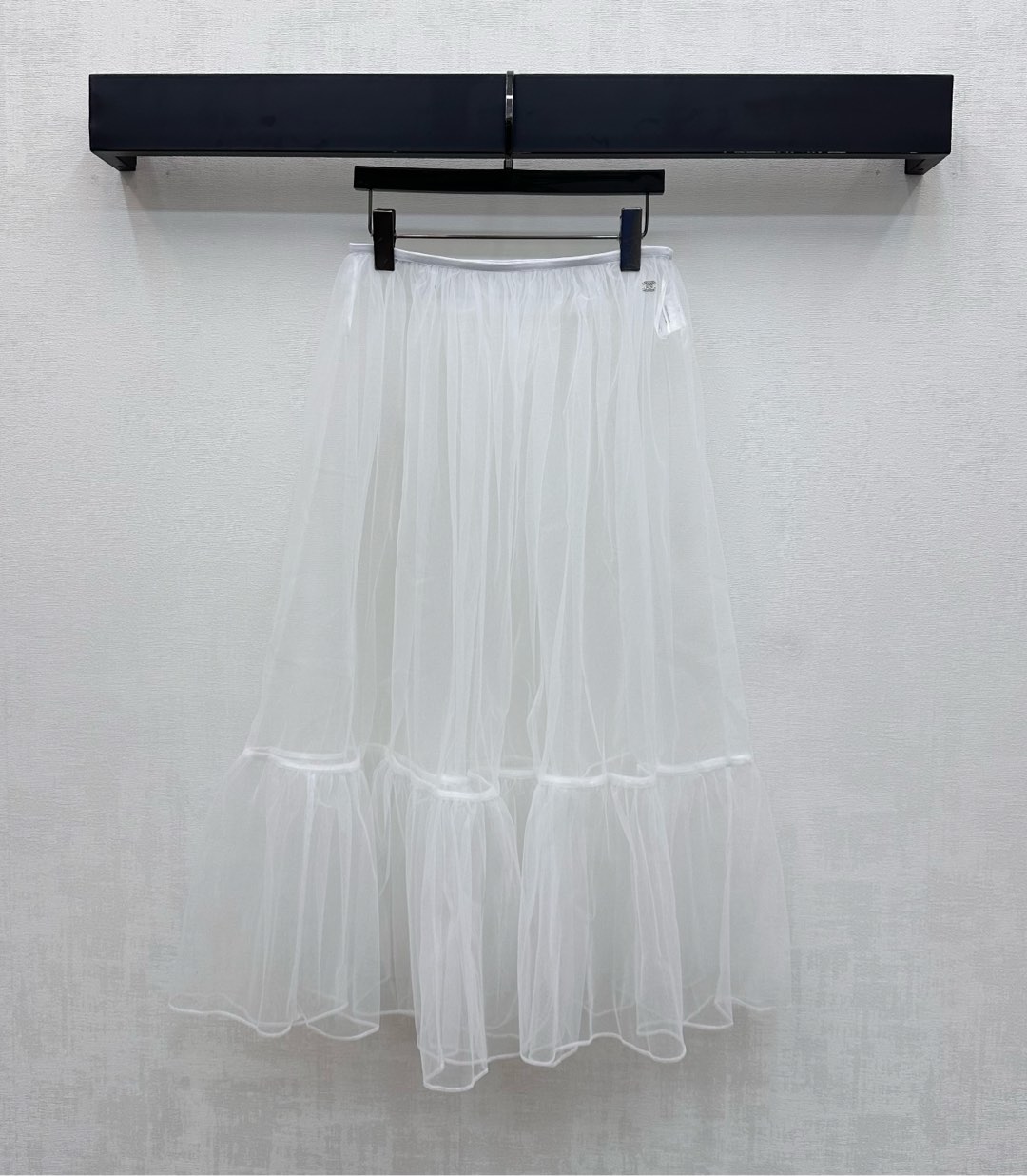 NO:567541,Chane*2025 new products are on the shelves. Sheer cake gauze skirt is made of YB imported mesh material. It is elegant, skin-friendly and breathable. It follows the double-layer cake see-through mesh design to add layering to the look. The waist is embellished with rhinestone double C letter logo decoration to highlight the brand tone. Surface accessories development. High-waisted mid-length skirt tailoring. Layered for commuting and dating to make it more charming. High version 3 colors 36 38 40,,chanel,skirts,alexander wang19860909Chane*2025新品上架 透纱蛋糕纱裙定制YB进口网纱材质 飘逸亲肤透气 沿用双层次蛋糕透视网纱设计 增添造型层次感 腰间点缀水钻双C字母徽标装饰 彰显品牌调性 面辅料开发 高腰中长款半裙剪裁 通勤约会叠穿更显风情迷人 高版本3色36 38 40,,chanel,skirts,alexander wang,Women's clothing