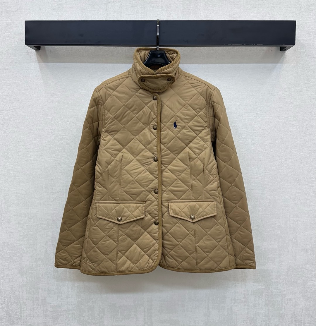 NO:567526,Ralph Lauren*2025 new products are on the shelves. The diamond mid-length cotton jacket is made of YB imported windproof and waterproof nylon material. The inner down cotton filling is lightweight and warm. The placket is still used to adjust the design with engraved snaps. It is matched with the whole-body corduroy contour treatment to add a sense of layering. Contrast with the large diamond embossing. The chest is embellished with the iconic embroidered logo to highlight the brand tone. The development of surface accessories. The mid-length jacket with stand-up collar and lapels is cut to integrate warmth and fashion.  High version 2 colors,,loro piana,jackets & coats,down jacket,alexander wang19860909Ralph Lauren*2025新品上架菱格中长款棉服定制YB进口防风防水尼龙材质 内里羽绒棉填充 整件轻盈保暖 沿用开襟刻印按扣调节设计 配合通体包边灯芯绒轮廓处理 增添造型层次感 与大身菱格压纹形成对比碰撞 胸前点缀标志性刺绣徽标装饰 彰显品牌调性 面辅料开发 立领翻领中长外套版型剪裁 集保暖与时髦一体 高版本2色,,loro piana,jackets & coats,down jacket,alexander wang,Women's clothing