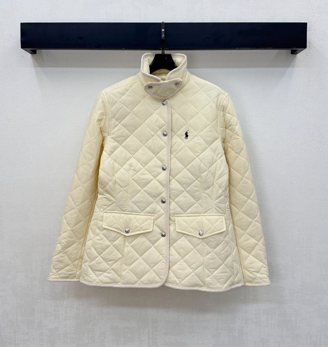 NO:567534,Ralph Lauren*2025 new products are on the shelves. The diamond mid-length cotton jacket is made of YB imported windproof and waterproof nylon material. The inner down cotton filling is lightweight and warm. The placket is still used to adjust the design with engraved snaps. It is matched with the whole-body corduroy contour treatment to add a sense of layering. Contrast with the large diamond embossing. The chest is embellished with the iconic embroidered logo to highlight the brand tone. The development of surface accessories. The mid-length jacket with stand-up collar and lapels is cut to integrate warmth and fashion.  High version 2 colors,,loro piana,jackets & coats,down jacket,alexander wang19860909Ralph Lauren*2025新品上架菱格中长款棉服定制YB进口防风防水尼龙材质 内里羽绒棉填充 整件轻盈保暖 沿用开襟刻印按扣调节设计 配合通体包边灯芯绒轮廓处理 增添造型层次感 与大身菱格压纹形成对比碰撞 胸前点缀标志性刺绣徽标装饰 彰显品牌调性 面辅料开发 立领翻领中长外套版型剪裁 集保暖与时髦一体 高版本2色,,loro piana,jackets & coats,down jacket,alexander wang,Women's clothing