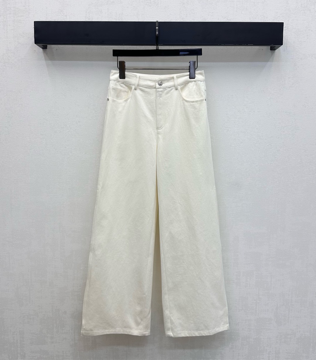 NO:567554,Chane*2025 new products are on the shelves. High-waisted straight-leg trousers customized with YB imported twill cotton material. Stiff, comfortable and stylish. Large slit design from thigh to knee to add layering to the look. Double C-engraved round buckle adjustment decoration highlights brand tone. Development of surface accessories. High-waist buttoned trousers cut. Can be matched with vests from the same series. Fashionable and high-end outfits. High version 36 38 40,,chanel,alexander wang19860909Chane*2025新品上架高腰开钗直筒长裤定制YB进口斜纹全棉材质 挺括舒适有型 大腿及膝向下大开衩设计 增添造型层次感 双C印刻圆扣调节装饰 彰显品牌调性 面辅料开发 高腰系扣长裤剪裁 可搭配同系列背心 成套穿搭时髦高级  高版本36 38 40,,chanel,alexander wang,Women's clothing