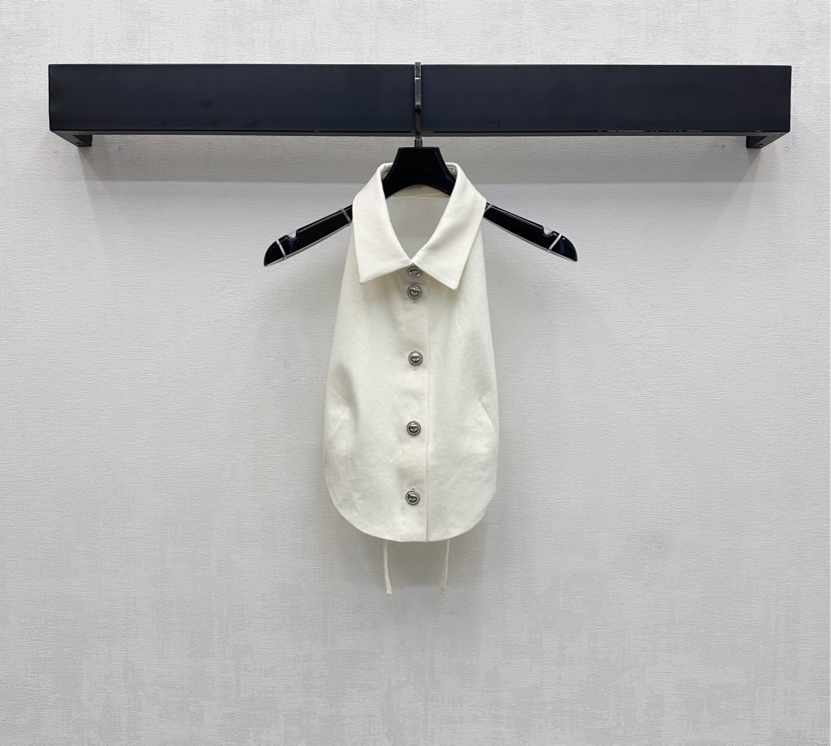 NO:567518,Chane*2025 new products are on the shelves. Waist-fitting halterneck strappy vest. Customized YB imported twill cotton material. Stiff, comfortable and stylish. The large backless lace design adds layering to the look. Double C-engraved round buckle adjustment decoration on the placket highlights the brand tone. Development of surface accessories. Cutting of halterneck vest top. Can be paired with straight trousers of the same series. Fashionable and high-end outfit. High version 36 38 40,,chanel,alexander wang19860909Chane*2025新品上架收腰挂脖绑带背心定制YB进口斜纹全棉材质 挺括舒适有型 沿用大露背系带设计 增添造型层次感 开襟双C印刻圆扣调节装饰 彰显品牌调性 面辅料开发 挂脖背心上衣剪裁 可搭配同系列直筒长裤 成套穿搭时髦高级  高版本36 38 40,,chanel,alexander wang,Women's clothing