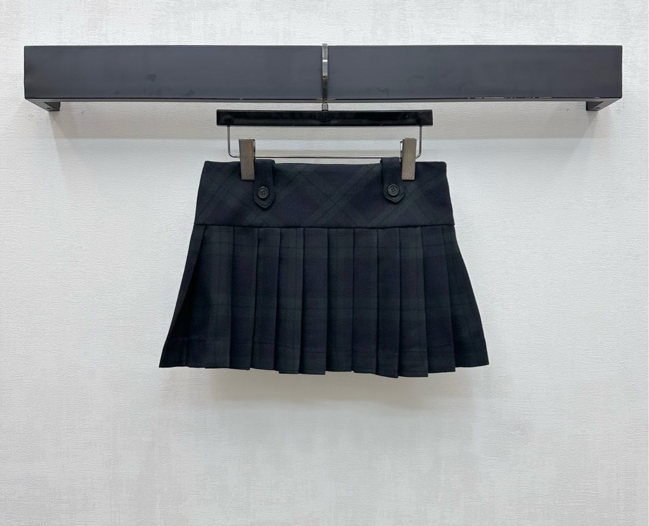 NO:568408,Miumi*2025 new products are on the shelves. The plaid pleated skirt is made of YB imported fine imitation wool. It is soft and skin-friendly. The hairy texture is clearly visible. The artistic plaid details are all over the waist and ear buttons are decorated to add layering to the look. Simple and fashionable. The three-dimensional iconic letter logo is embellished in the center to highlight the brand tone. It shows the Miumi college style. The development of surface accessories. High-waisted pleated skirt tailoring. The upper body is slimmer and the legs are longer. Casual matching is full of British college style.  High version,,miumiu,skirts,alexander wang19860909Miumi*2025新品上架格纹百褶短裙定制YB进口精仿羊毛材质 柔软亲肤 毛感肌理清晰可见 满铺文艺格纹细节配合腰头耳仔纽扣装饰 增添造型层次感 简约时尚 居中点缀立体标志性字母徽标 彰显品牌调性 尽显缪系学院风范格调 面辅料开发 高腰压褶短裙剪裁 上身显瘦超显腿长 随意搭配穿搭满满英伦学院风格 高版本,,miumiu,skirts,alexander wang,Women's clothing