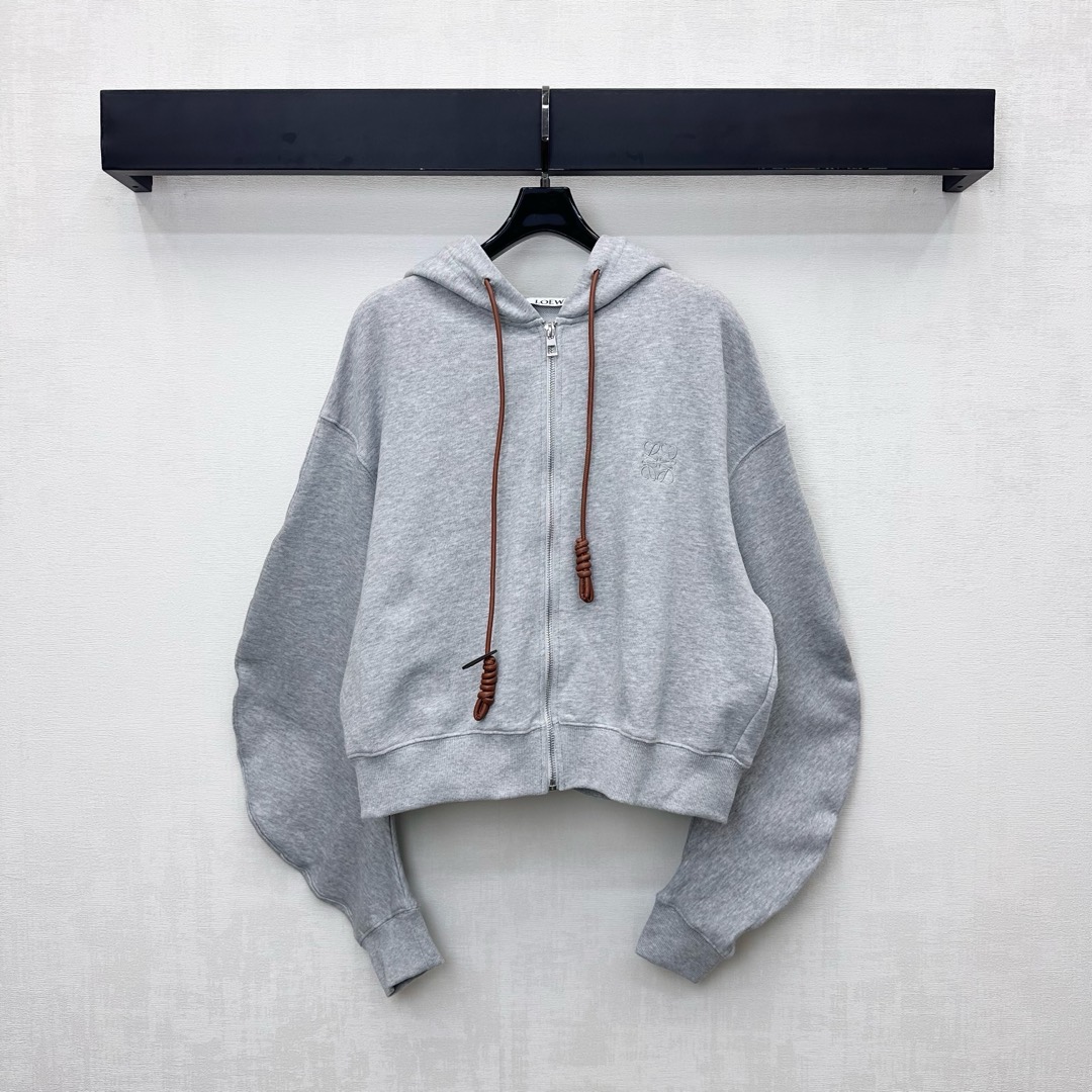 NO:568473,Loew*2025 new arrivals hooded drawstring zipper jacket made of imported YB virgin cotton material. Stiff and stylish. The zipper is used for adjustment. The wide sleeve design is more fashionable. The drawstring is embellished with leather and knots to add layering to the look. The iconic embroidered logo decoration on the chest highlights the brand tone. Development of surface accessories. Hooded zipper jacket tailoring. Relaxed and stylish for daily commuting. High version, loewe, jackets &  coats,hats,alexander wang19860909Loew*2025新品上架连帽抽绳拉链外套定制YB进口原生全棉材质 挺括有型 沿用开襟拉链调节处理 搭配阔袖设计更显时尚 抽绳采用皮革配合绳结作为点缀 增添造型层次感 胸前点缀标志性刺绣徽标装饰 彰显品牌调性 面辅料开发 连帽拉链外套剪裁 日常通勤穿搭松髦松弛  高版本,,loewe,jackets & coats,hats,alexander wang,Women's clothing