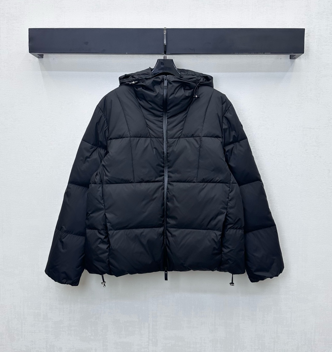NO:568495,With dust bag  Filling material: white goose down, high version 2 colors, jackets & coats, down jacket, hats, alexander wang19860909配防尘袋Moncle*2025新品上架连帽羽绒外套定制YB进口尼龙材质 内里白鹅绒填充 整件轻盈保暖 沿用长方格压纹处理配合抽绳设计双向拉链随意调节 增添造型层次感 袖臂外侧点缀标志性徽章装饰 彰显品牌调性 彰显品牌调性 面辅料开发 连帽羽绒服剪裁 秋冬叠穿保暖时髦 充绒标准:国标90绒 充绒物:白鹅绒  高版本2色,,jackets & coats,down jacket,hats,alexander wang,Women's clothing