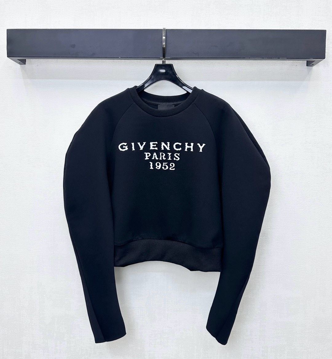NO:568463,Givench*2025 new products are on the shelves. Lantern sleeve round neck sweatshirt is made of YB imported air cotton material. It is crisp and stylish. It follows the lantern wide sleeve design to add layering to the shape. The chest is embellished with iconic printed letters to highlight the brand tone. Surface accessories development. Silhouette sweatshirt tailoring. Relaxed and relaxed for daily commuting. High version, givenchy, hoodie, sweatshirts, alexander wang19860909Givench*2025新品上架灯笼袖圆领卫衣定制YB进口空气全棉材质 挺括有型 沿用灯笼阔袖设计 增添造型层次感 胸前点缀标志性印花字母点缀装饰 彰显品牌调性 面辅料开发 廓形卫衣版型剪裁 日常通勤穿搭松髦松弛  高版本,,givenchy,hoodie,sweatshirts,alexander wang,Women's clothing