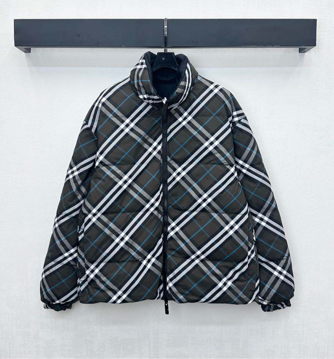 NO:568533,Comes with dust bag Bur BBR*2025 new arrivals Hidden detachable hooded double-sided down jacket, customized YB imported windproof and waterproof nylon material, filled with white goose down on the inside, the whole piece is light and warm, excellent windproof and cold-proof effect. One side is covered with the iconic brand color plaid to highlight the brand tone. One side is simple plain color with the war horse embroidered logo to add layering to the look. Development of side accessories. The detachable hooded stand-up collar zipper jacket is cut in a more neat and fashionable upper body to create an exclusive casual style.  Down filling standard: national standard 90 down. Down filling: white goose down. High version, burberry, jackets & coats, down jacket, hats, alexander wang19860909配防尘袋Bur BBR*2025新品上架隐藏可拆卸连帽双面羽绒服定制YB进口防风防水尼龙材质 内里白鹅绒填充 整件轻盈保暖 防风御寒效果绝佳 一面满铺标志性品牌色格纹 彰显品牌调性 一面简约素色配合战马刺绣徽标 增添造型层次感 面辅料开发 拆卸连帽立领拉链外套版型剪裁 上身更显利落时尚 打造专属休闲风格 充绒标准:国标90绒 充绒物:白鹅绒  高版本,,burberry,jackets & coats,down jacket,hats,alexander wang,Women's clothing