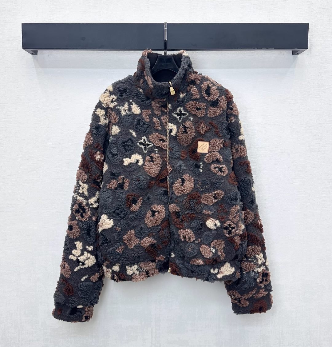 NO:569419,Louis Vuitto*2025 new products are on the shelves. Reversible Teddy zipper jacket is made of YB imported teddy lamb wool nylon material. Comfortable and warm. One side is plush gray and black base decorated with four-leaf clover round texture. It highlights the brand tone and presents a natural moss-like atmosphere. The other side is smooth cotton and decorated with leather labels to add layering to the look. Development of surface accessories. Lapel stand-up collar two-wear jacket tailoring. Casual and fashionable and relaxed. High version, Louis  vuitton,jackets & coats,alexander wang19860909Louis Vuitto*2025新品上架两面穿泰迪拉链外套定制YB进口泰迪羊羔毛尼龙材质 舒适保暖 一面毛绒灰黑打底点缀四叶草圆状纹理 彰显品牌调性 呈现自然苔藓般的气息 另一面光滑衔棉处理配合皮标装饰 增添造型层次感 面辅料开发 翻领立领两穿外套剪裁 随意外搭时髦松弛 高版本,,louis vuitton,jackets & coats,alexander wang,Women's clothing