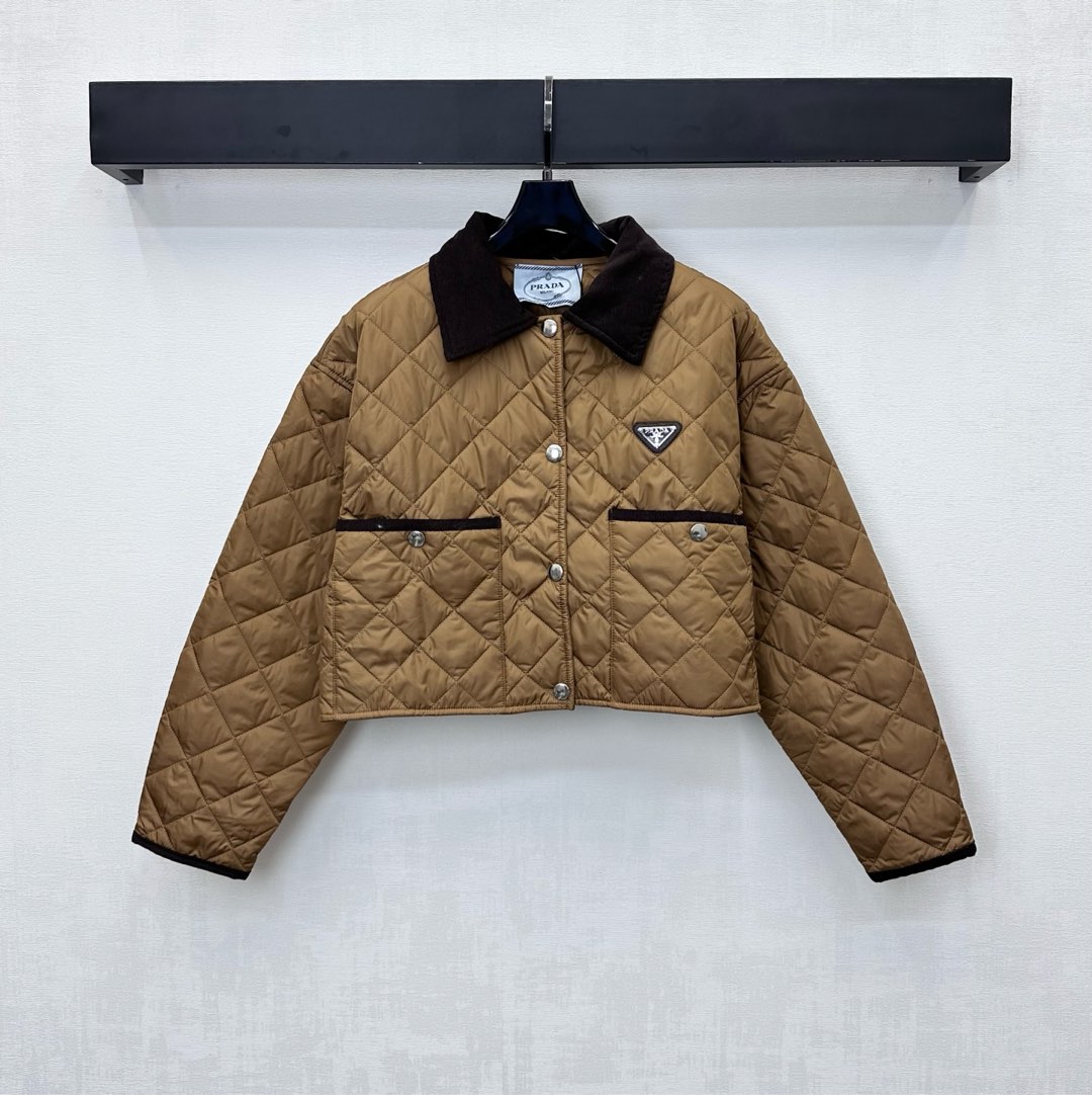 NO:569445,Prad*2025 new products are on the shelves. Corduroy collar cotton jacket is made of YB imported windproof and waterproof nylon material. Down cotton filling inside. The whole piece is light and warm. The whole body is made of diamond embossing. Corduroy splicing collar design. It is matched with contrasting edge pocket contour processing to add layering to the look. The iconic triangle logo decoration on the chest highlights the brand tone. Development of surface accessories. Short snap-button jacket and jacket tailoring. Casually wear it with skirts and trousers for a fashionable style.  High version 2 colors,,prada,skirts,jackets & coats,jackets & coats,down jacket,alexander wang19860909Prad*2025新品上架灯芯绒领棉服外套定制YB进口防风防水尼龙材质 内里羽绒棉填充 整件轻盈保暖 通体采用菱格压纹 灯芯绒拼接领设计 配合撞色包边口袋轮廓线处理 增添造型层次感 胸前点缀标志性三角徽标装饰 彰显品牌调性 面辅料开发 短款按扣夹克外套剪裁 随意搭配裙裤装穿搭时髦洋气 高版本2色,,prada,skirts,jackets & coats,jackets & coats,down jacket,alexander wang,Women's clothing