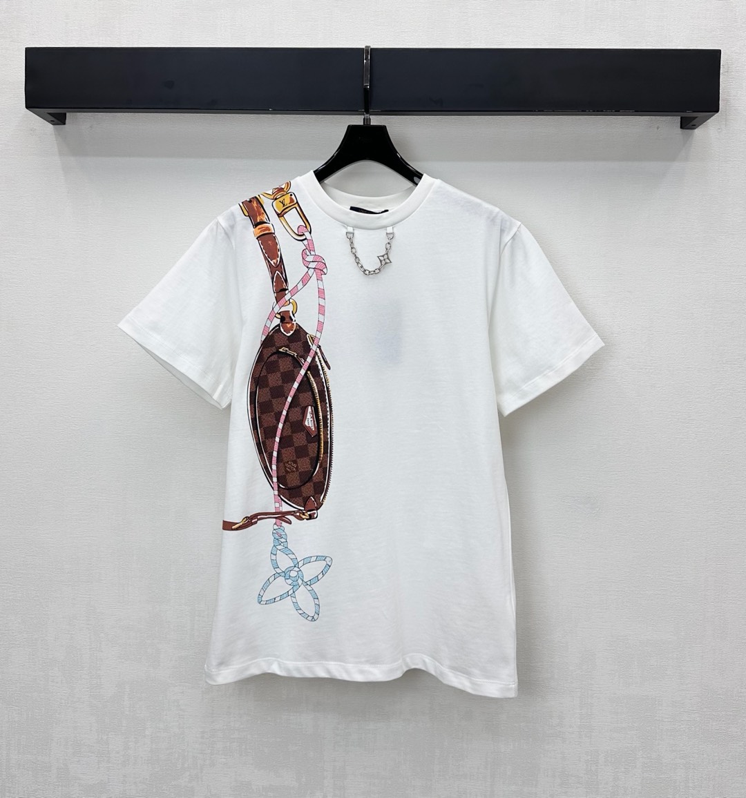 NO:569405,Louis Vuitto*2025 new product chain printed short-sleeves. Customized YB imported twill cotton material. Breathable, comfortable and full of texture. Decorated with hand-painted leather bag printing pattern interspersed with the iconic four-leaf clover logo extending to the back shoulder to highlight the brand tone. The neckline is embellished with printed letter chain decoration to add layering to the look. Development of surface accessories. Regular round neck short-sleeved T-shirt cut. Stylish when worn alone. High version 2 colors, Louis Vuitto  vuitton,T-shirt,tees,t-shirt,alexander wang19860909Louis Vuitto*2025新品上架链条印花短袖 定制YB进口斜纹全棉材质 透气舒适 质感十足 饰以手绘皮包印花图案穿插标志性四叶草徽标延伸至后肩膀 彰显品牌调性 领口点缀印刻字母链条装饰 增添造型层次感 面辅料开发 常规圆领短袖T恤剪裁 单穿内搭出彩时髦 高版本2色,,louis vuitton,T-shirt,tees，t-shirt,alexander wang,Women's clothing