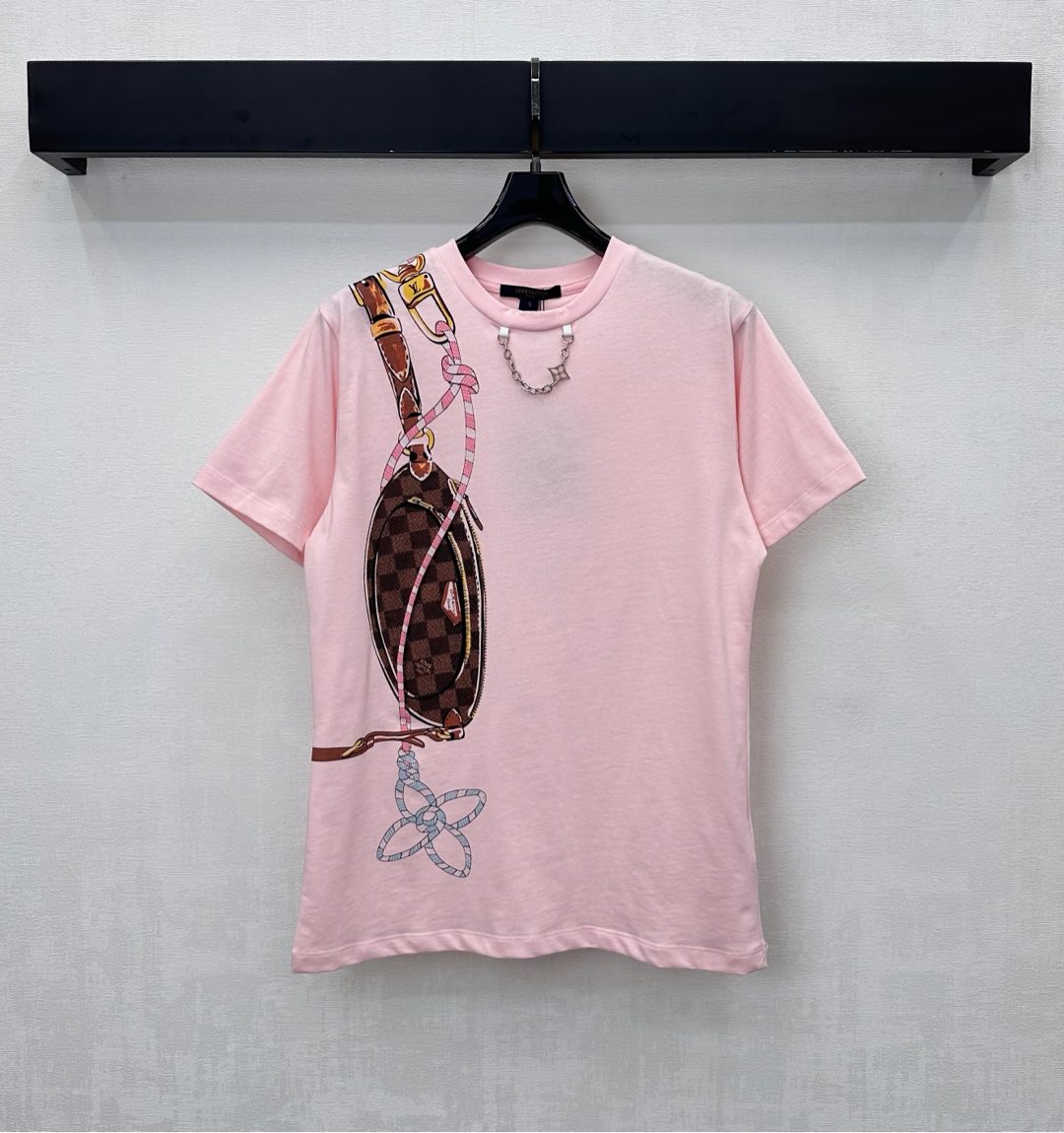 NO:569396,Louis Vuitto*2025 new product chain printed short-sleeves. Customized YB imported twill cotton material. Breathable, comfortable and full of texture. Decorated with hand-painted leather bag printing pattern interspersed with the iconic four-leaf clover logo extending to the back shoulder to highlight the brand tone. The neckline is embellished with printed letter chain decoration to add layering to the look. Development of surface accessories. Regular round neck short-sleeved T-shirt cut. Stylish when worn alone. High version 2 colors, Louis Vuitto  vuitton,T-shirt,tees,t-shirt,alexander wang19860909Louis Vuitto*2025新品上架链条印花短袖 定制YB进口斜纹全棉材质 透气舒适 质感十足 饰以手绘皮包印花图案穿插标志性四叶草徽标延伸至后肩膀 彰显品牌调性 领口点缀印刻字母链条装饰 增添造型层次感 面辅料开发 常规圆领短袖T恤剪裁 单穿内搭出彩时髦 高版本2色,,louis vuitton,T-shirt,tees，t-shirt,alexander wang,Women's clothing