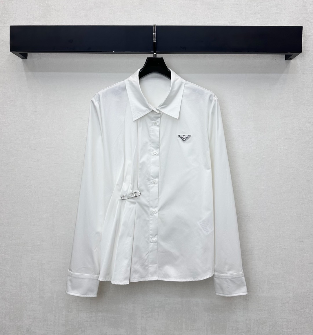 NO:568505,Prad*2025 New Arrival Lapel Plain Pin Shirt Customized YB Imported Twill Cotton Material Breathable and Comfortable The Iconic Triangular Logo Is Emblazoned on the Chest Highlights the Brand's Tonality The Side Waist Is Decorated with Pleats and Decorated with Metal Pins to Add Layering to the Style Development of Surface Accessories Lapel Front Shoulder Shirt Tailoring Can be easily worn with skirts and trousers to create a western style Basic shirt that can be used for daily commuting and vacations  High version 2 colors, prada,skirts,shirts,alexander wang19860909Prad*2025新品上架翻领素色别针衬衫定制YB进口斜纹全棉材质 透气舒适 胸前点缀标志性三角徽标 彰显品牌调性 侧腰沿用褶皱裁剪处理配合金属别针装饰 增添造型层次感 面辅料开发 翻领正肩衬衣剪裁 随意搭配裙裤装轻松穿搭出洋气感 日常通勤度假都可驾驭的基础衬衫  高版本2色,,prada,skirts,shirts,alexander wang,Women's clothing