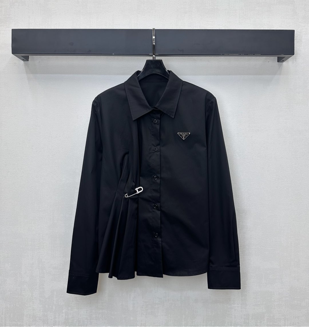 NO:568514,Prad*2025 New Arrival Lapel Plain Pin Shirt Customized YB Imported Twill Cotton Material Breathable and Comfortable The Iconic Triangular Logo Is Emblazoned on the Chest Highlights the Brand's Tonality The Side Waist Is Decorated with Pleats and Decorated with Metal Pins to Add Layering to the Style Development of Surface Accessories Lapel Front Shoulder Shirt Tailoring Can be easily worn with skirts and trousers to create a western style Basic shirt that can be used for daily commuting and vacations  High version 2 colors, prada,skirts,shirts,alexander wang19860909Prad*2025新品上架翻领素色别针衬衫定制YB进口斜纹全棉材质 透气舒适 胸前点缀标志性三角徽标 彰显品牌调性 侧腰沿用褶皱裁剪处理配合金属别针装饰 增添造型层次感 面辅料开发 翻领正肩衬衣剪裁 随意搭配裙裤装轻松穿搭出洋气感 日常通勤度假都可驾驭的基础衬衫  高版本2色,,prada,skirts,shirts,alexander wang,Women's clothing