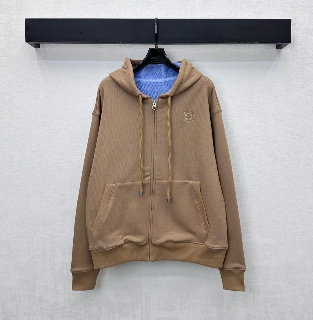 NO:569431,Loew*2025 new products are on the shelves. The hooded zipper drawstring jacket is made of custom-made YB imported virgin cotton. It is soft and skin-friendly and full of texture. The iconic totem embroidered logo decoration is embellished on the chest to highlight the brand's tone. The loose fit is matched with the drawstring adjustment pocket design to add layering to the look. The hooded cardigan is cut to wear fashionably and casually. The overall look is more simple and advanced. High version, loewe, jackets & coats, hats, alexander wang19860909Loew*2025新品上架连帽拉链抽绳外套定制YB进口原生全棉材质 柔软亲肤 质感十足 胸前点缀标志性图腾刺绣徽标装饰 彰显品牌调性 宽松版型搭配抽绳调节插兜口袋设计 增添造型层次感 连帽开襟外套剪裁 穿搭时髦休闲 整体更显简约高级  高版本,,loewe,jackets & coats,hats,alexander wang,Women's clothing