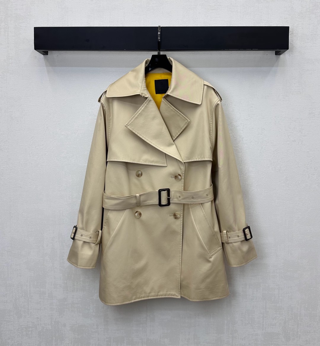 NO:568524,Givench*2025 new arrivals Lapel Belt Windbreaker Jacket Customized YB imported windbreaker material Stiff and stylish texture High-end Symmetric folded shawl design on the neckline Adjustable with double-breasted buttons Highlights the brand's tone The hidden perforated belt of this fabric outlines the graceful figure Contrast color lining fabric collision design creates an elegant silhouette Surface and accessories development Lapel mid-length windbreaker jacket tailoring Fashionable and practical seasonal windbreaker Dressing with charming British elegance  high version,,givenchy,jackets & coats,shawls,alexander wang19860909Givench*2025新品上架翻领腰带风衣外套定制YB进口风衣材质 挺括有型质感高级 领口对称翻折披肩设计 配合开襟双排纽扣调节处理 彰显品牌调性 本布隐藏式穿孔腰带勾勒曼妙身形 撞色内衬布碰撞设计打造优雅的轮廓 面辅料开发 翻领中长款风衣外套剪裁 时尚与实用兼备的换季风衣 穿搭气质魅力英伦优雅 高版本,,givenchy,jackets & coats,shawls,alexander wang,Women's clothing