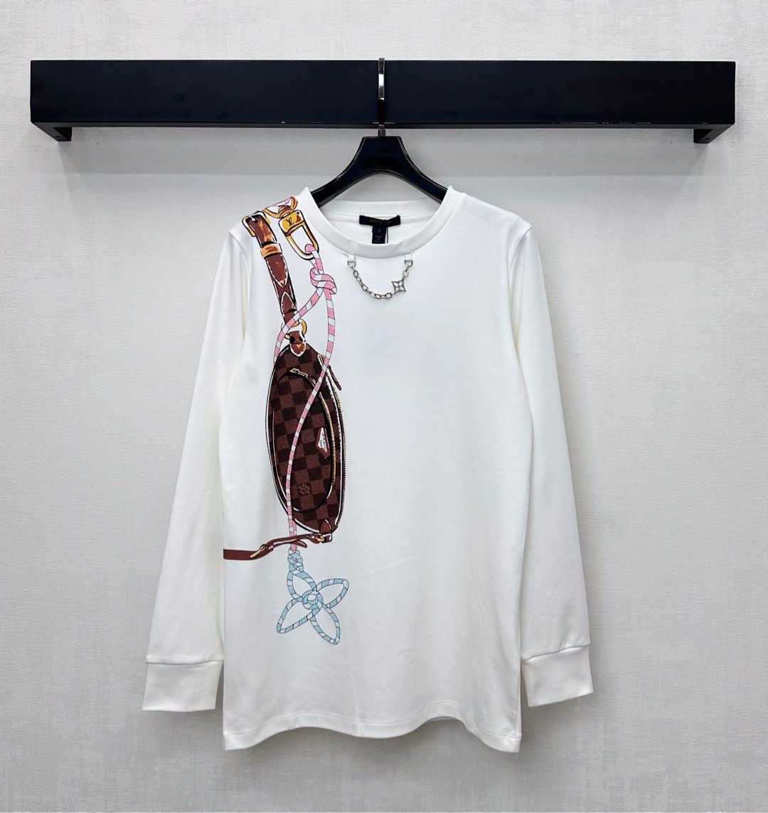 NO:569392,Louis Vuitto*2025 new products are on the shelves. Chain printed long sleeves. Customized YB imported twill cotton material. Breathable, comfortable and full of texture. Decorated with hand-painted leather bag printing pattern interspersed with the iconic four-leaf clover logo extending to the back shoulder to highlight the brand's tone. The collar is embellished with printed letter chain decoration to add layering to the look. Development of surface accessories. Conventional round neck long-sleeved T-shirt tailoring. Stylish when worn alone. High version, louis  vuitton,tees,t-shirt,alexander wang19860909Louis Vuitto*2025新品上架链条印花长袖 定制YB进口斜纹全棉材质 透气舒适 质感十足 饰以手绘皮包印花图案穿插标志性四叶草徽标延伸至后肩膀 彰显品牌调性 领口点缀印刻字母链条装饰 增添造型层次感 面辅料开发 常规圆领长袖T恤剪裁 单穿内搭出彩时髦 高版本,,louis vuitton,tees，t-shirt,alexander wang,Women's clothing