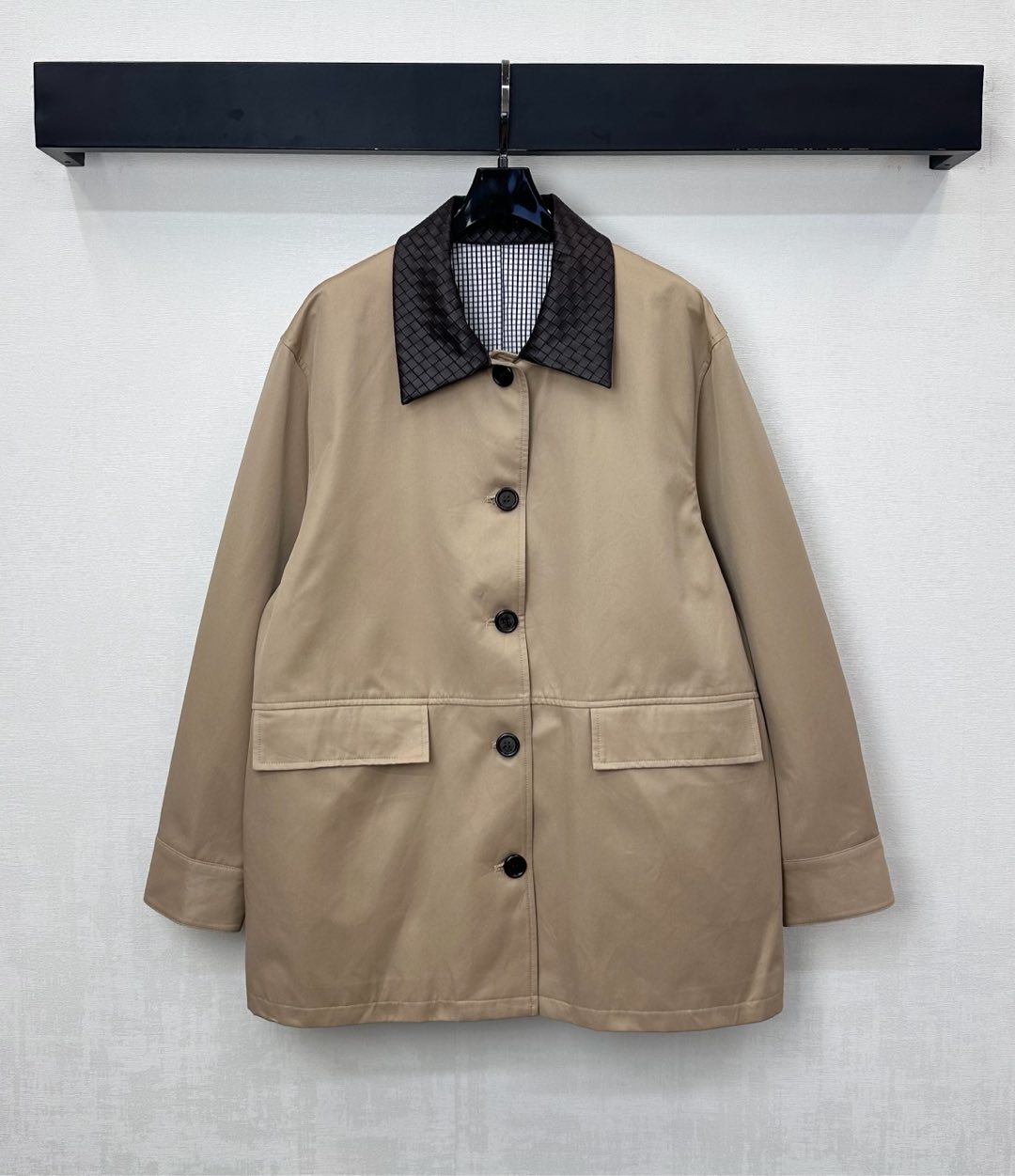 NO:569391,Bv*2025 new arrivals, spliced ​​collar windbreaker jacket, customized YB imported cotton windbreaker material, crisp and stylish, using woven leather collar splicing design, with symmetrical flap pocket decoration, adding layering to the style, plaid lining details processing, highlighting the brand tone, lapel mid-length windbreaker jacket tailoring, suitable for autumn and winter wear, relaxed and fashionable, high version,,bottega veneta,jackets & coats,alexander wang19860909Bv*2025新品上架拼接领风衣外套定制YB进口全棉风衣材质 挺括有型 沿用编织皮革领拼接设计 配合对称翻盖口袋装饰 增添造型层次感 格纹内衬细节处理 彰显品牌调性 翻领中长款风衣外套剪裁 适配秋冬穿搭松弛时髦 高版本,,bottega veneta,jackets & coats,alexander wang,Women's clothing