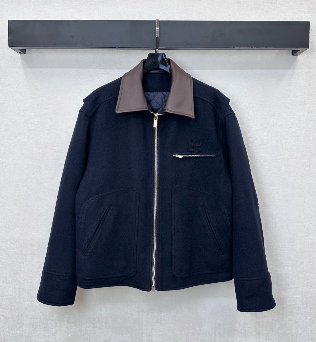 NO:569411,Miumi*2025 new products are on the shelves. Genuine leather collar plush woolen jacket is made of YB imported woolen material. The interior is filled with down cotton. The whole piece is light and warm. The genuine leather lapel splicing design is used to form a color and fabric splicing collision with the body to add layering to the look. The inner rhombus embossing is decorated with the iconic letter logo on the chest to highlight the brand tone. The placket zipper and waist buckle are adjustable for easy on and off. Development of surface accessories. Lapel zipper jacket tailoring  High-end and fashionable autumn and winter wear High version L,,miumiu,jackets & coats,jackets & coats,down jacket,alexander wang19860909Miumi*2025新品上架 真皮领绒毛呢棉服外套定制YB进口羊毛呢材质 内里羽绒棉填充 整件轻盈保暖 沿用真皮翻领拼接设计 与大身形成颜色和面料拼接碰撞 增添造型层次感 内里菱格压纹配合胸前点缀标志性字母徽标装饰 彰显品牌调性 开襟拉链和腰侧扣带调节方便穿脱 面辅料开发 翻领拉链夹克外套剪裁 秋冬穿搭高级时髦 高版本L,,miumiu,jackets & coats,jackets & coats,down jacket,alexander wang,Women's clothing