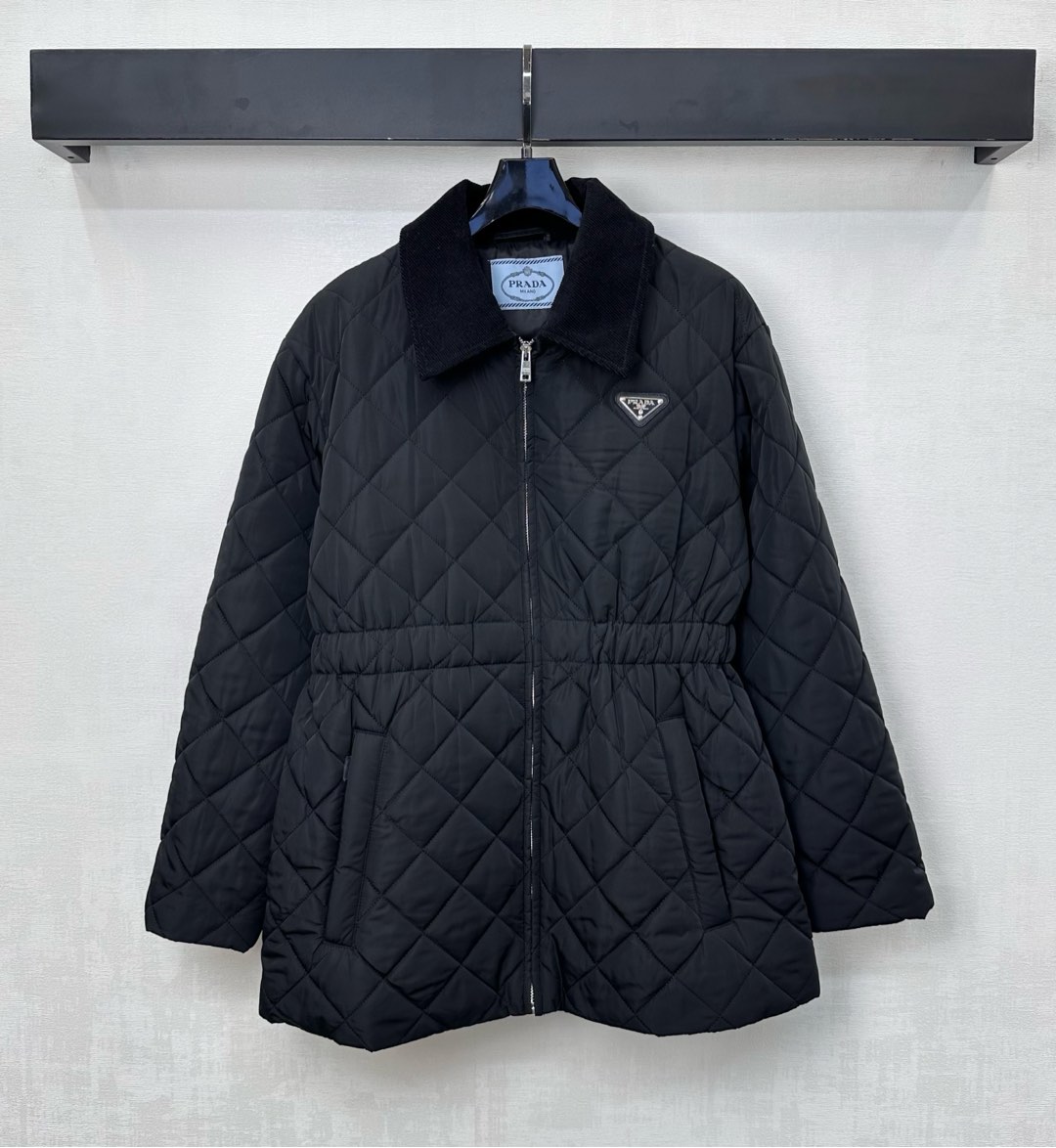 NO:569401,Prad*2025 new products are on the shelves. The corduroy collar cotton jacket is customized with YB imported windproof and waterproof nylon material. The interior is filled with down cotton. The whole piece is light and warm. The corduroy lapel splicing design is used to form a splicing collision with the body fabric to add layering to the look. The rhombus embossing is matched with the iconic triangle logo decoration on the chest to highlight the brand tone. The elastic waist detail accommodates the body while dividing and optimizing the proportions. Development of surface accessories. Lapel mid-length coat tailoring. Autumn and winter wear is high-end and fashionable.  High version 2 colors,,prada,jackets & coats,down jacket,alexander wang19860909Prad*2025新品上架灯芯绒领棉服外套定制YB进口防风防水尼龙材质 内里羽绒棉填充 整件轻盈保暖 沿用灯芯绒翻领拼接设计 与大身面料形成拼接碰撞 增添造型层次感 菱格压纹配合胸前标志性三角徽标装饰 彰显品牌调性 弹力收腰细节包容身材同时划分优化比例 面辅料开发 翻领中长款外套剪裁 秋冬穿搭高级时髦   高版本2色,,prada,jackets & coats,down jacket,alexander wang,Women's clothing