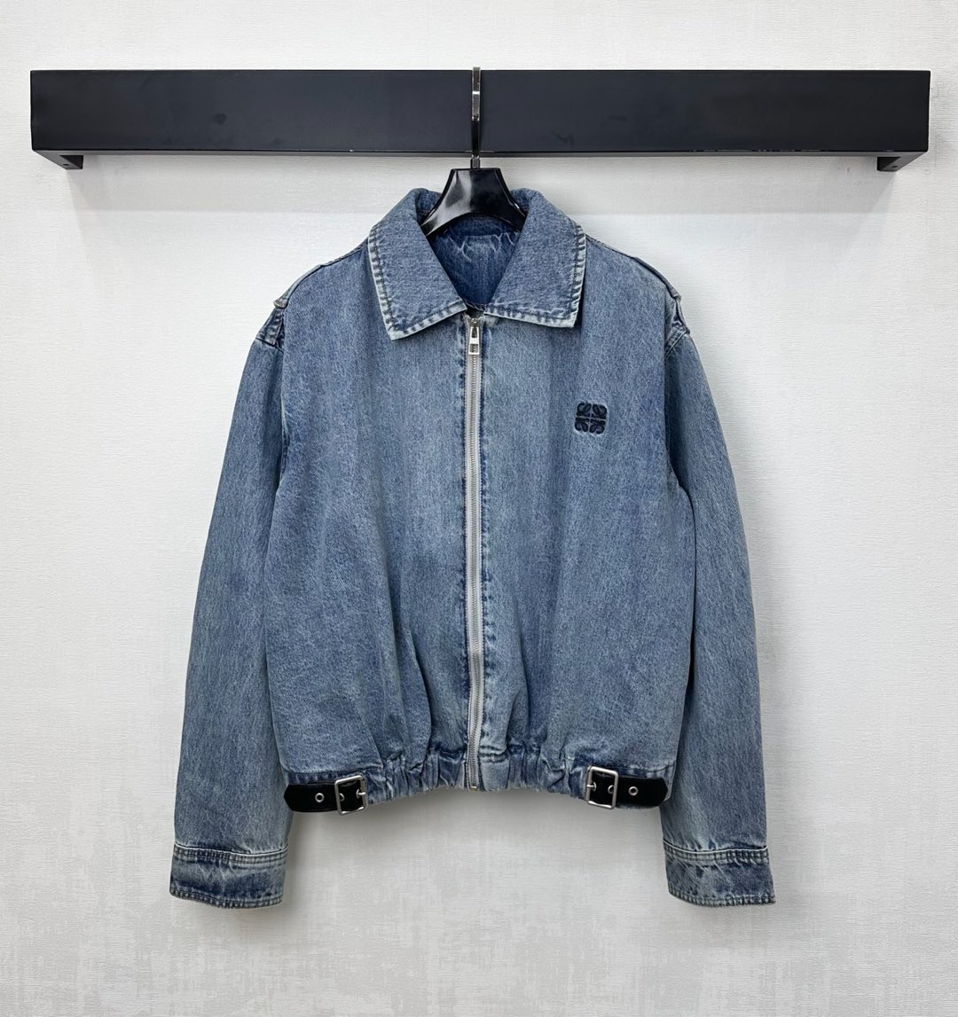 NO:569451,Loew*2025 new arrival pleated denim jacket jacket customized YB imported twill cotton denim material Breathable, comfortable and stylish Multiple enzyme washing to create retro denim blue white pleated process Decorated with symmetrical perforated belt buckle to add layering to the look Signature leather logo design embellished on the back waist to highlight the brand tone Surface accessories Lapel zipper jacket jacket tailoring Can be paired with the same series of trousers and skirts Fashionable and fashionable as a set or alone  high version,,loewe,skirts,jackets & coats,jackets & coats,alexander wang19860909Loew*2025新品上架褶皱牛仔夹克外套定制YB进口斜纹棉牛仔材质 透气舒适有型 多重酵素水洗 打造复古牛仔蓝色磨白褶皱工艺处理 配合对称穿孔腰带扣装饰 增添造型层次感 后腰侧点缀标志性字母皮标设计 彰显品牌调性 面辅料 翻领拉链夹克外套剪裁 可搭配同系列裤裙装 成套或单穿时髦洋气  高版本,,loewe,skirts,jackets & coats,jackets & coats,alexander wang,Women's clothing