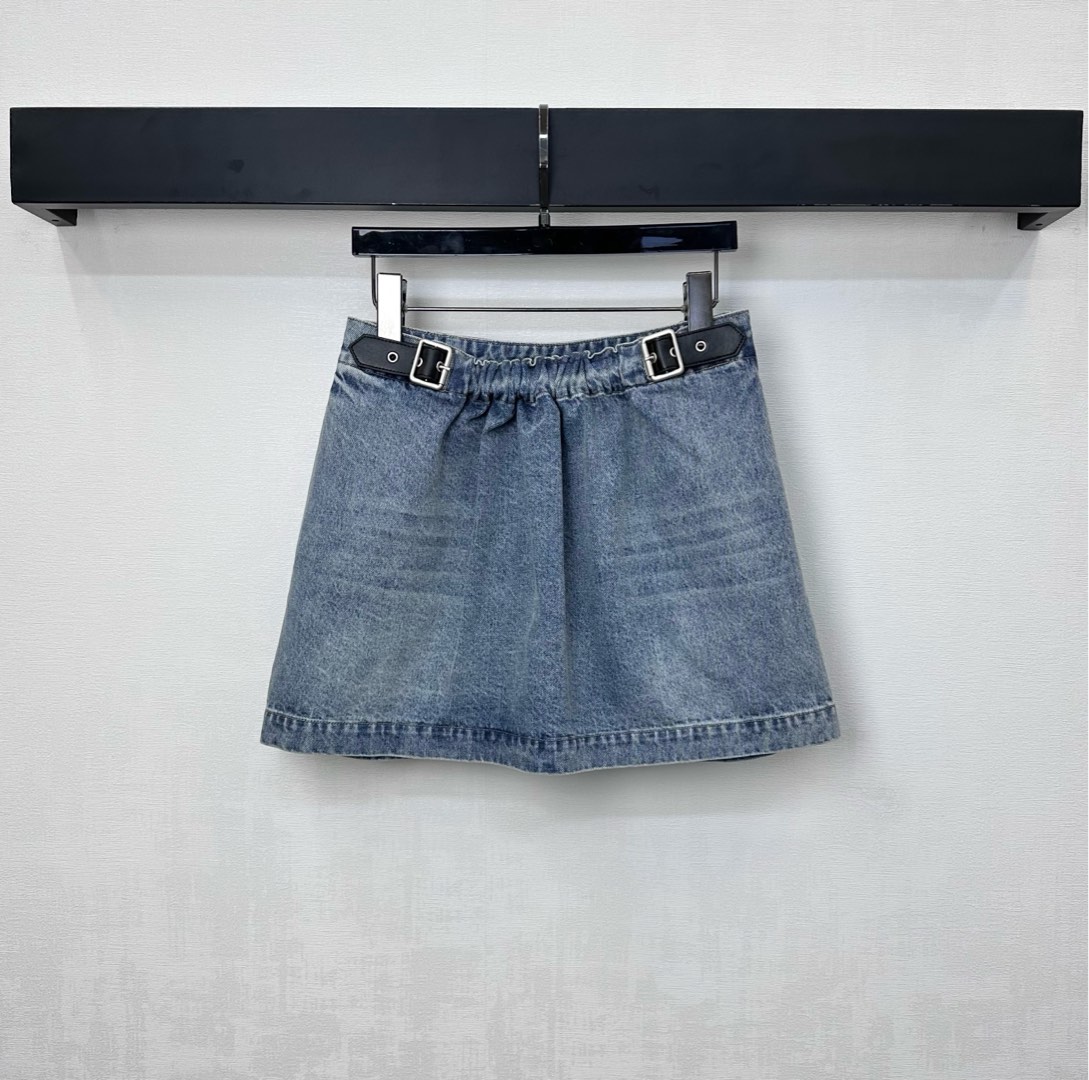 NO:569447,Loew*2025 new arrival pleated denim skirt customized YB imported twill cotton denim material Breathable, comfortable and stylish Multiple enzyme washing to create a retro denim blue white pleated process Decorated with symmetrical perforated belt buckle to add layering to the look Leather logo design with iconic letters on the back waist to highlight the brand tone Surface accessories High-waisted micro-A short skirt cut Can be paired with the same series of jackets Fashionable and stylish to wear as a set or alone  high version,,loewe,skirts,jackets & coats,alexander wang19860909Loew*2025新品上架褶皱牛仔短裙定制YB进口斜纹棉牛仔材质 透气舒适有型 多重酵素水洗 打造复古牛仔蓝色磨白褶皱工艺处理 配合对称穿孔腰带扣装饰 增添造型层次感 后腰侧点缀标志性字母皮标设计 彰显品牌调性 面辅料 高腰微A短裙版型剪裁 可搭配同系列外套 成套或单穿时髦洋气  高版本,,loewe,skirts,jackets & coats,alexander wang,Women's clothing