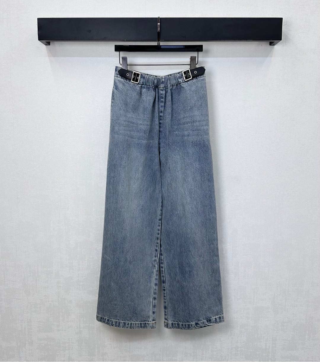 NO:569439,Loew*2025 new arrival pleated denim trousers customized YB imported twill cotton denim material Breathable, comfortable and stylish Multiple enzyme washing to create retro denim blue whitening pleat process Decorated with symmetrical perforated belt buckle to add layering to the look Signature letter leather logo design on the back waist to highlight the brand tone Surface accessories High-waisted straight trousers cut can be paired with the same series of jackets Fashionable and stylish as a set or alone High version, loewe, jackets  & coats,alexander wang19860909Loew*2025新品上架褶皱牛仔长裤定制YB进口斜纹棉牛仔材质 透气舒适有型 多重酵素水洗 打造复古牛仔蓝色磨白褶皱工艺处理 配合对称穿孔腰带扣装饰 增添造型层次感 后腰侧点缀标志性字母皮标设计 彰显品牌调性 面辅料 高腰直筒长裤版型剪裁 可搭配同系列外套 成套或单穿时髦洋气  高版本,,loewe,jackets & coats,alexander wang,Women's clothing