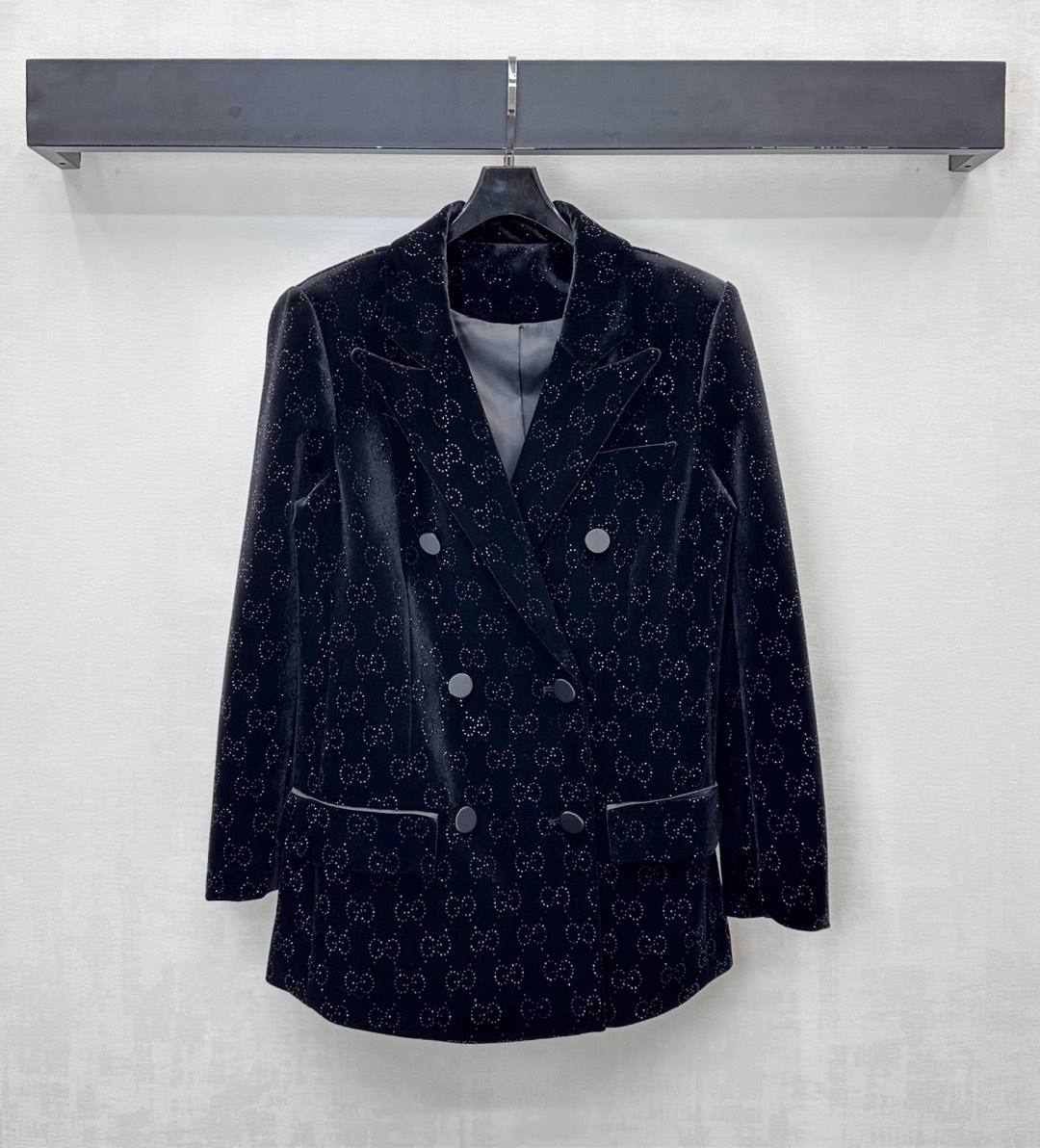 NO:569414,Gucc*2025 new products are on the shelves. Hot-drilled velvet suit jacket is made of YB imported velvet material. It is lustrous and draped with full texture. The loose straight version accommodates the figure. The entire body is embellished with the iconic hot-drilled letter logo. It highlights the brand tone. The V-neck version is matched with the placket double-row button adjustment design to add a sense of layering. Simple and high-end fabric development. Straight-shoulder V-neck blazer tailoring. Fashionable for commuting and dating. High version, gucci, jackets & coats, business  suit,alexander wang19860909Gucc*2025新品上架烫钻丝绒西装外套定制YB进口丝绒材质 光泽垂顺 质感十足 宽松直筒版型包容身材 通体点缀标志性烫钻字母徽标满铺装饰 彰显品牌调性 V领版型配合开襟双排纽扣调节设计 增添造型层次感 简约高级 面辅料开发 正肩V领西装外套剪裁 通勤约会穿搭时髦洋气  高版本,,gucci,jackets & coats,business suit,alexander wang,Women's clothing