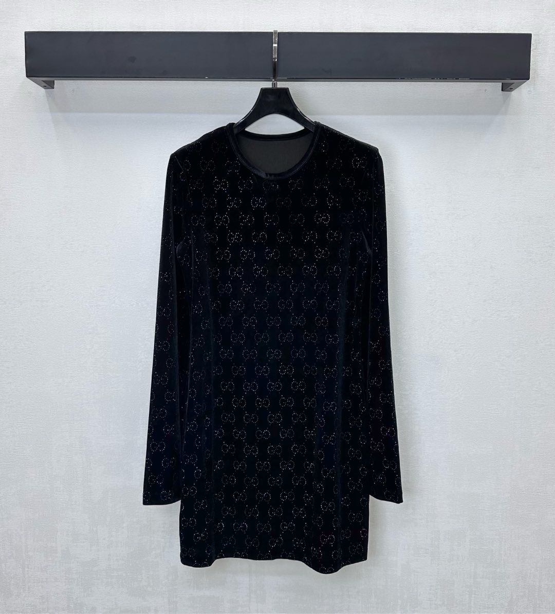 NO:569383,Gucc*2025 new products are on the shelves. The hot diamond velvet dress is made of YB imported velvet material. It is lustrous and smooth. Full of texture. The whole body is decorated with the iconic hot diamond letter logo. It highlights the brand tone. The loose straight version accommodates the body and adds a sense of layering. Simple and advanced. The development of fabric accessories. Round neck long-sleeved dress tailoring. Fashionable for commuting and dating. High version, gucci, skirts, alexander wang19860909Gucc*2025新品上架烫钻丝绒连衣裙定制YB进口丝绒材质 光泽垂顺 质感十足 通体点缀标志性烫钻字母徽标满铺装饰 彰显品牌调性 宽松直筒版型包容身材 增添造型层次感 简约高级 面辅料开发 圆领长袖连衣裙剪裁 通勤约会穿搭时髦洋气  高版本,,gucci,skirts,alexander wang,Women's clothing