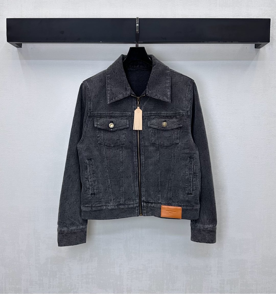 NO:570580,Louis Vuitto*2025 new arrivals laser jacquard denim jacket. Customized YB imported twill cotton denim material. Three-dimensional embossing treatment. Crisp and stylish. Washed and distressed retro light gray. Decorated with old flower all-over embossed logo texture. High-end and fashionable. Highlights brand tone. Leather label zipper adjustment design adds layering to the look. Surface accessories development. Lapel zipper jacket tailoring. Can be paired with straight trousers from the same series. Wear as a set or purchase separately.  high version,,louis vuitton,jackets & coats,jackets & coats,alexander wang19860909Louis Vuitto*2025新品上架激光提花牛仔外套 定制YB进口斜纹棉牛仔材质 立体压花处理 挺括有型 水洗做旧复古浅灰 饰以老花满印压花徽标纹理装饰 高级时髦 彰显品牌调性 开襟皮标拉链调节设计 增添造型层次感 面辅料开发 翻领拉链夹克外套剪裁 可搭配同系列直筒长裤 成套穿搭或分开购入搭配也 高版本,,louis vuitton,jackets & coats,jackets & coats,alexander wang,Women's clothing