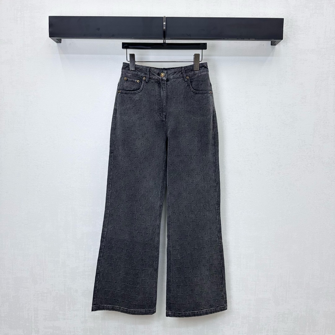 NO:570576,Louis Vuitto*2025 new arrivals laser jacquard denim trousers. Customized YB imported twill cotton denim material. Three-dimensional embossed treatment. Stiff and stylish. Washed and distressed retro light gray. Decorated with old flower all-over embossed logo texture. High-end fashion to highlight the brand tone. Open-mold lettering metal buckle adjustment design to add layering to the look. Development of surface accessories. High-waist buttoned straight trousers cut. Can be paired with jackets from the same series. Wear as a set or purchase separately.  high version,,louis vuitton,jackets & coats,jackets & coats,alexander wang19860909Louis Vuitto*2025新品上架激光提花牛仔长裤 定制YB进口斜纹棉牛仔材质 立体压花处理 挺括有型 水洗做旧复古浅灰 饰以老花满印压花徽标纹理装饰 高级时髦 彰显品牌调性 开模刻字金属襟扣调节设计 增添造型层次感 面辅料开发 高腰系扣直筒长裤剪裁 可搭配同系列夹克外套 成套穿搭或分开购入搭配也 高版本,,louis vuitton,jackets & coats,jackets & coats,alexander wang,Women's clothing