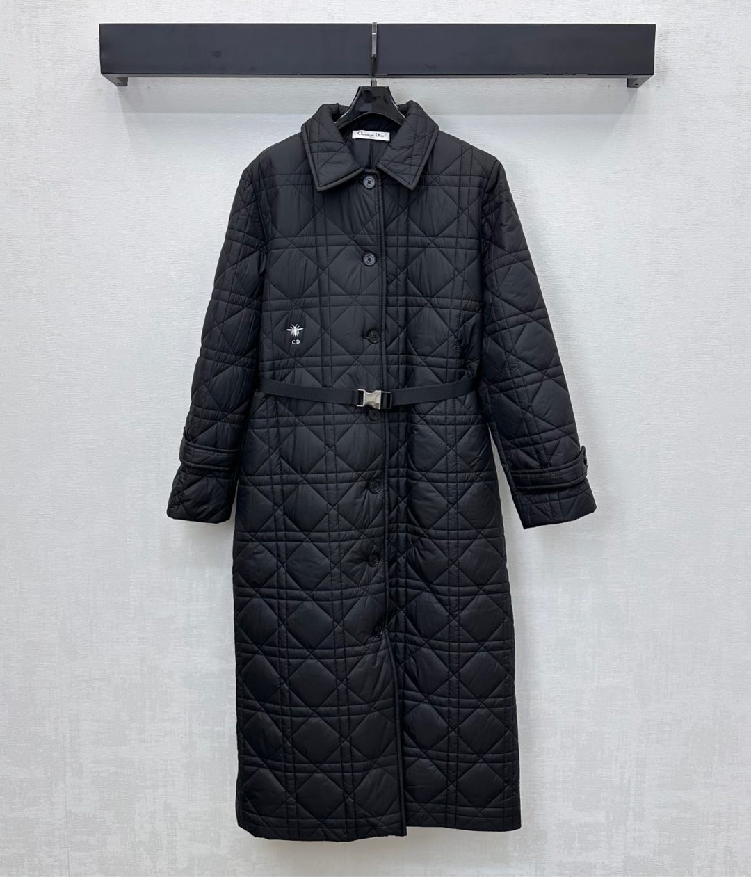 NO:570579,Dio*2025 new products are on the shelves. The cannage pattern belt cotton windbreaker is customized with YB imported windproof and waterproof nylon material. The interior is filled with down cotton. The whole piece is light and warm. The whole body cannage pattern embossing echoes the bee CD embroidery logo on the waist side to highlight the brand tone. The lapel open button version is combined with the straight version to modify the body shape with buckle webbing to add layering to the look. Surface accessories development. The lapel long windbreaker jacket is cut and can be paired with skirts and trousers of the same series.  Fashionable as a set or worn alone, high version in 2 colors, dior, skirts, jackets & coats, down jacket, alexander wang19860909Dio*2025新品上架藤格纹腰带棉服风衣定制YB进口防风防水尼龙材质 内里羽绒棉填充 整件轻盈保暖 通体藤格纹压纹与腰侧蜜蜂CD刺绣徽标呼应 彰显品牌调性 翻领开襟纽扣版型配合直身版型利用卡扣织带修饰身形 增添造型层次感 面辅料开发 翻领长款风衣外套剪裁 可搭配同系列裙裤装 成套或单穿洋气时髦  高版本2色,,dior,skirts,jackets & coats,down jacket,alexander wang,Women's clothing