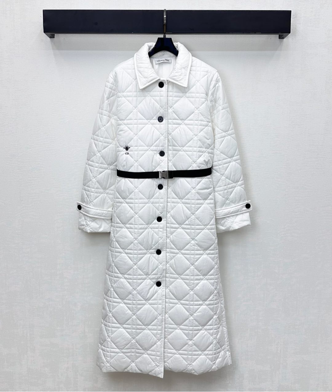 NO:570561,Dio*2025 new products are on the shelves. The cannage pattern belt cotton windbreaker is customized with YB imported windproof and waterproof nylon material. The interior is filled with down cotton. The whole piece is light and warm. The whole body cannage pattern embossing echoes the bee CD embroidery logo on the waist side to highlight the brand tone. The lapel button-down version is combined with the straight version to modify the body shape with snap webbing to add layering to the look. Surface accessories development. The lapel long windbreaker jacket is cut and can be paired with skirts and trousers of the same series.  Fashionable as a set or worn alone, high version in 2 colors, dior, skirts, jackets & coats, down jacket, alexander wang19860909Dio*2025新品上架藤格纹腰带棉服风衣定制YB进口防风防水尼龙材质 内里羽绒棉填充 整件轻盈保暖 通体藤格纹压纹与腰侧蜜蜂CD刺绣徽标呼应 彰显品牌调性 翻领开襟纽扣版型配合直身版型利用卡扣织带修饰身形 增添造型层次感 面辅料开发 翻领长款风衣外套剪裁 可搭配同系列裙裤装 成套或单穿洋气时髦  高版本2色,,dior,skirts,jackets & coats,down jacket,alexander wang,Women's clothing