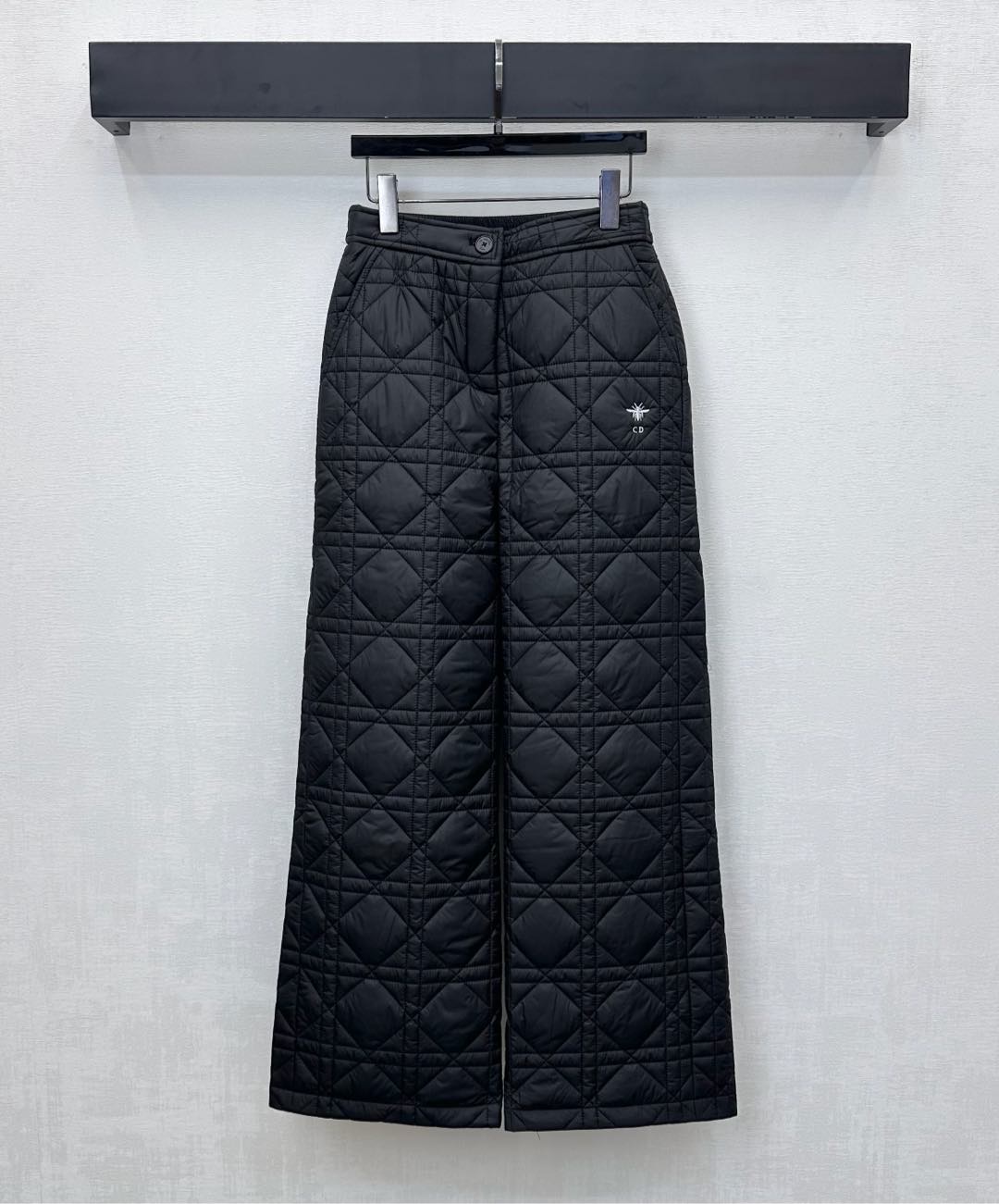 NO:570571,Dio*2025 new product launches cannage pattern cotton trousers. Customized YB imported windproof and waterproof nylon material. Down cotton filling inside. The whole piece is light and warm. The whole body cannage pattern embossing echoes the bee CD embroidery logo on the waist and hip. It highlights the brand tone. The straight cut design adds a layered look. The development of surface accessories. High-waisted buttoned trousers cut. Can be paired with the same series of jackets. Wear it as a set or alone, fashionable.  High version 2 colors,,dior,jackets & coats,down jacket,alexander wang19860909Dio*2025新品上架藤格纹棉服长裤 定制YB进口防风防水尼龙材质 内里羽绒棉填充 整件轻盈保暖 通体藤格纹压纹与腰胯蜜蜂CD刺绣徽标呼应 彰显品牌调性 直筒版型裁剪设计 增添造型层次感 面辅料开发 高腰系扣长裤剪裁 可搭配同系列外套 成套或单穿洋气时髦 高版本2色,,dior,jackets & coats,down jacket,alexander wang,Women's clothing