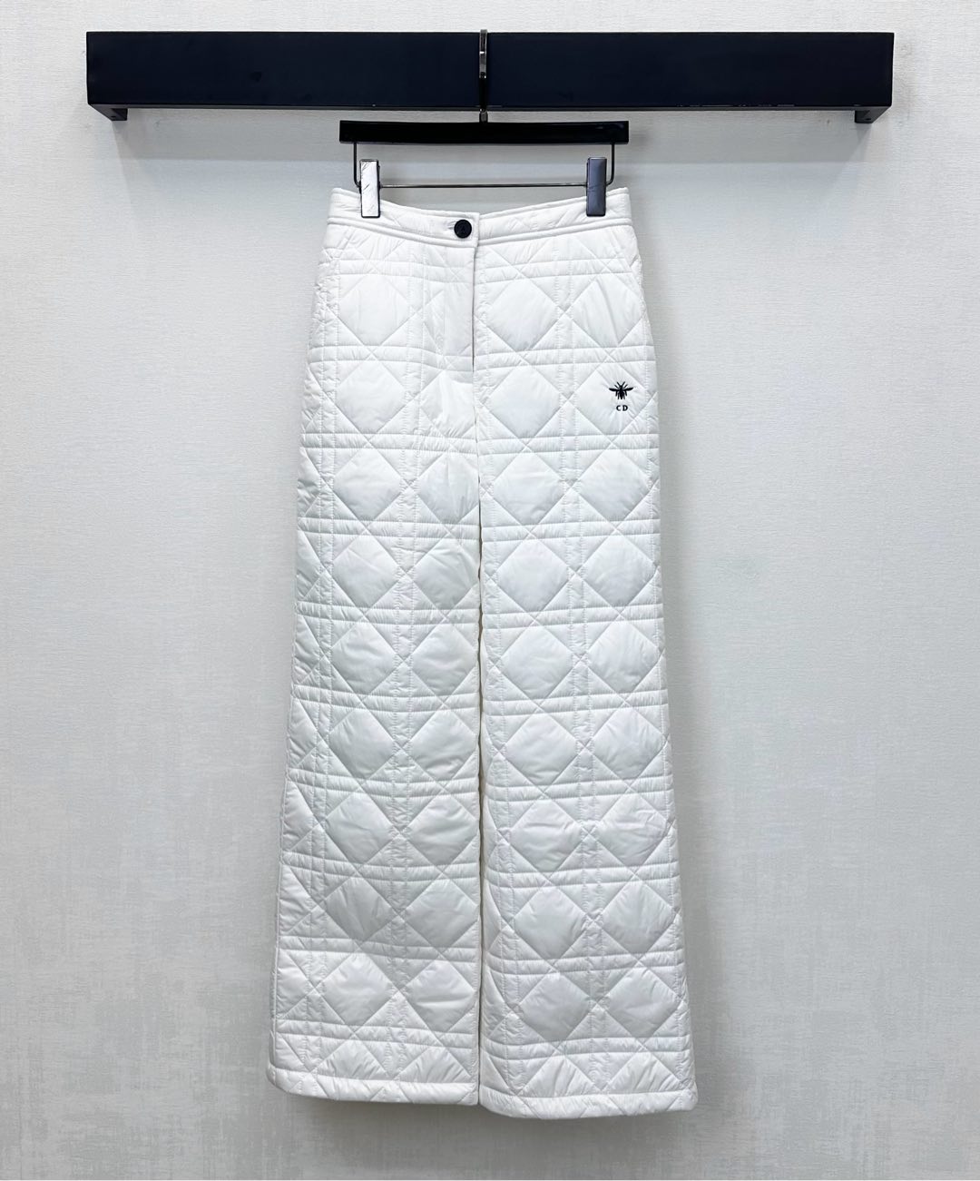 NO:570556,Dio*2025 new product launches cannage pattern cotton trousers. Customized YB imported windproof and waterproof nylon material. Down cotton filling inside. The whole piece is light and warm. The whole body cannage pattern embossing echoes the bee CD embroidery logo on the waist and hip. It highlights the brand tone. The straight cut design adds a layered look. The development of surface accessories. High-waisted buttoned trousers cut. Can be paired with the same series of jackets. Wear it as a set or alone, fashionable.  High version 2 colors,,dior,jackets & coats,down jacket,alexander wang19860909Dio*2025新品上架藤格纹棉服长裤 定制YB进口防风防水尼龙材质 内里羽绒棉填充 整件轻盈保暖 通体藤格纹压纹与腰胯蜜蜂CD刺绣徽标呼应 彰显品牌调性 直筒版型裁剪设计 增添造型层次感 面辅料开发 高腰系扣长裤剪裁 可搭配同系列外套 成套或单穿洋气时髦 高版本2色,,dior,jackets & coats,down jacket,alexander wang,Women's clothing