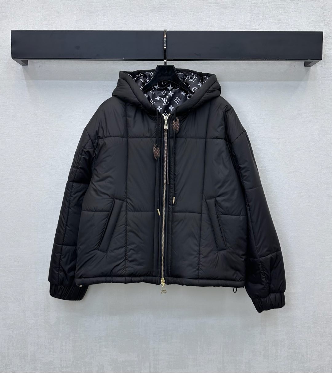 NO:570588,Louis Vuitto*2025 new products are on the shelves. The hooded cotton jacket is made of YB imported nylon material. It has high quality and is filled with down cotton. The whole piece is lightweight and warm, windproof and cold-proof. The front two-way zipper adjustment is matched with the leather label embellished with the four-leaf clover letter logo. It echoes the all-over printed presbyopia lining to highlight the brand tone. It is equipped with drawstring adjustment + cuff tightening design to add a sense of layering to the look. Development of surface accessories. Cutting of hooded jacket jacket  Casual and stylish, high version in 2 colors,,louis vuitton,jackets & coats,jackets & coats,down jacket,hats,alexander wang19860909Louis Vuitto*2025新品上架. 连帽棉服夹克外套定制YB进口尼龙材质 质感上乘 内里羽绒棉填充 整件轻盈保暖 防风御寒 前襟双向拉链调节配合皮标点缀四叶草字母徽标 呼应满印老花内衬 彰显品牌调性 配合抽绳调节＋袖口收紧设计 增添造型层次感 面辅料开发 连帽夹克外套剪裁 随意外搭出彩时髦  高版本2色,,louis vuitton,jackets & coats,jackets & coats,down jacket,hats,alexander wang,Women's clothing