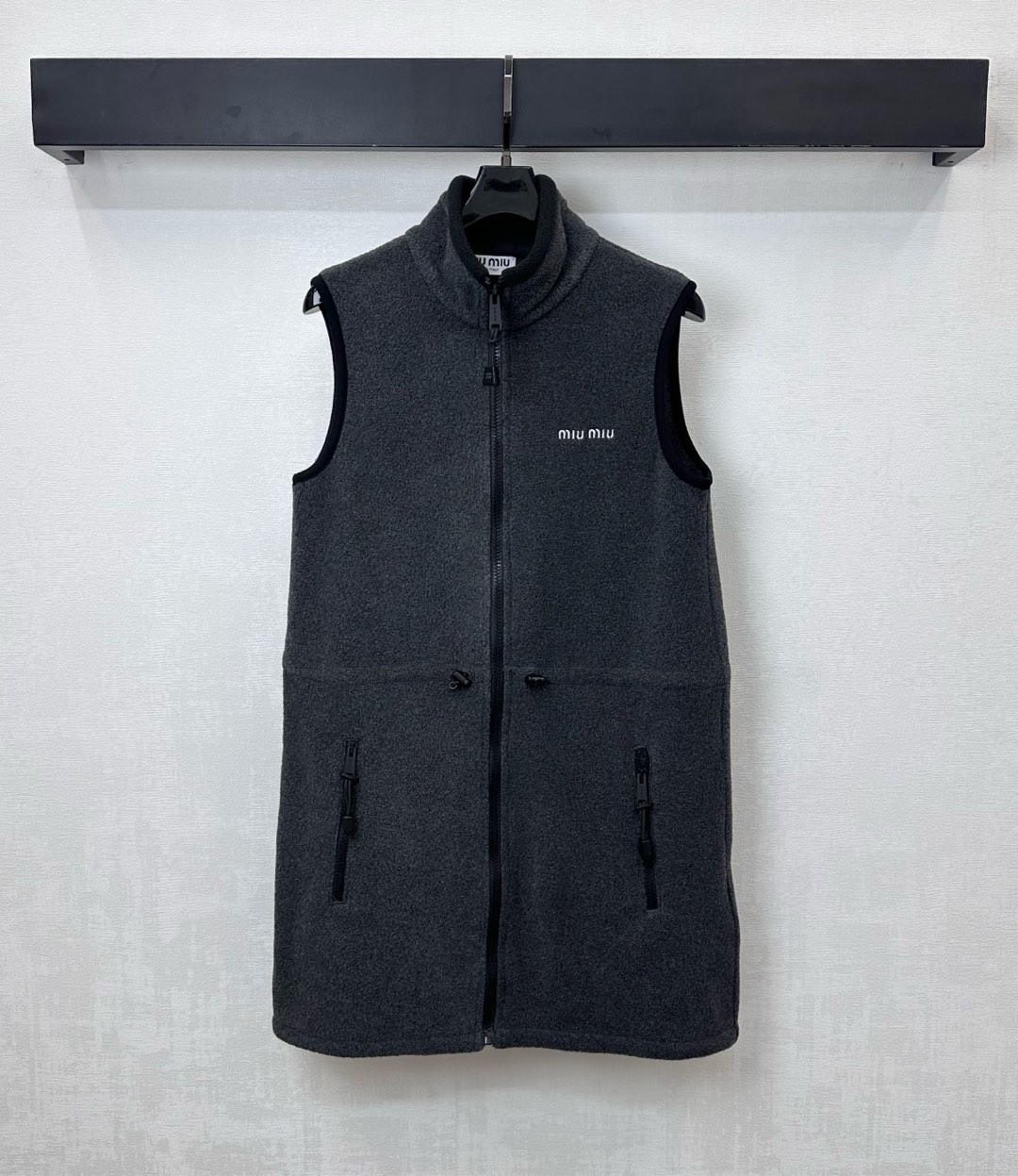 NO:576039,Miumi*2025 new products are on the shelves. Teddy plush mid-length vest is made of customized YB imported polar fleece. The plush texture is comfortable and warm. Symmetrical zipper pocket decoration adds layering to the shape. It is matched with the drawstring at the waist to outline the curve and plays a role in cutting proportions. The iconic letter logo is embellished on the chest to highlight the brand tone. The grainy Teddy cashmere ensures warmth. Fashionable and stylish for autumn and winter layering. High version 2 colors,,miumiu,alexander wang19860909Miumi*2025新品上架泰迪毛绒中长款马甲定制YB进口摇粒绒材质 毛绒肌理舒适保暖 对称拉链口袋装饰 增添造型层次感 配合腰间抽绳勾勒曲线 同时起到切分比例作用 胸前点缀标志性字母徽标 彰显品牌调性 颗粒十足的泰迪羊绒确保保暖性能 秋冬叠穿时髦洋气 高版本2色,,miumiu,alexander wang,Women's clothing