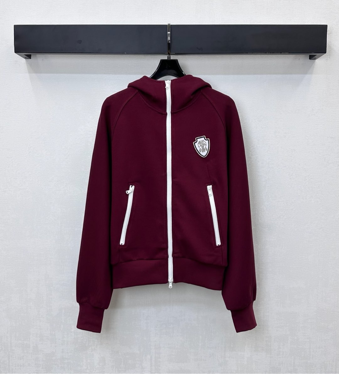 NO:576044,BC*2025 new products are on the shelves. The hooded zipper jacket is made of YB imported twill cotton material. It is draped, comfortable and stylish. The contrasting zipper adjustment is used to adjust the placket and the symmetrical pockets are also designed to add layering to the look. The iconic embroidered logo decoration on the chest highlights the brand tone. The development of surface accessories. The hooded jacket jacket tailoring can be paired with straight trousers of the same series. Complete set to wear high street fashion style. High version 2 colors,,jackets & coats,jackets &  coats,hats,alexander wang19860909BC*2025新品上架连帽拉链夹克外套定制YB进口斜纹棉材质 垂顺舒适有型 沿用开襟撞色拉链调节配合对称口袋同样设计 增添造型层次感 胸前点缀标志性刺绣徽标装饰 彰显品牌调性 面辅料开发 连帽夹克外套剪裁 可搭配同系列直筒长裤 成套穿搭高街时髦风格  高版本2色,,jackets & coats,jackets & coats,hats,alexander wang,Women's clothing