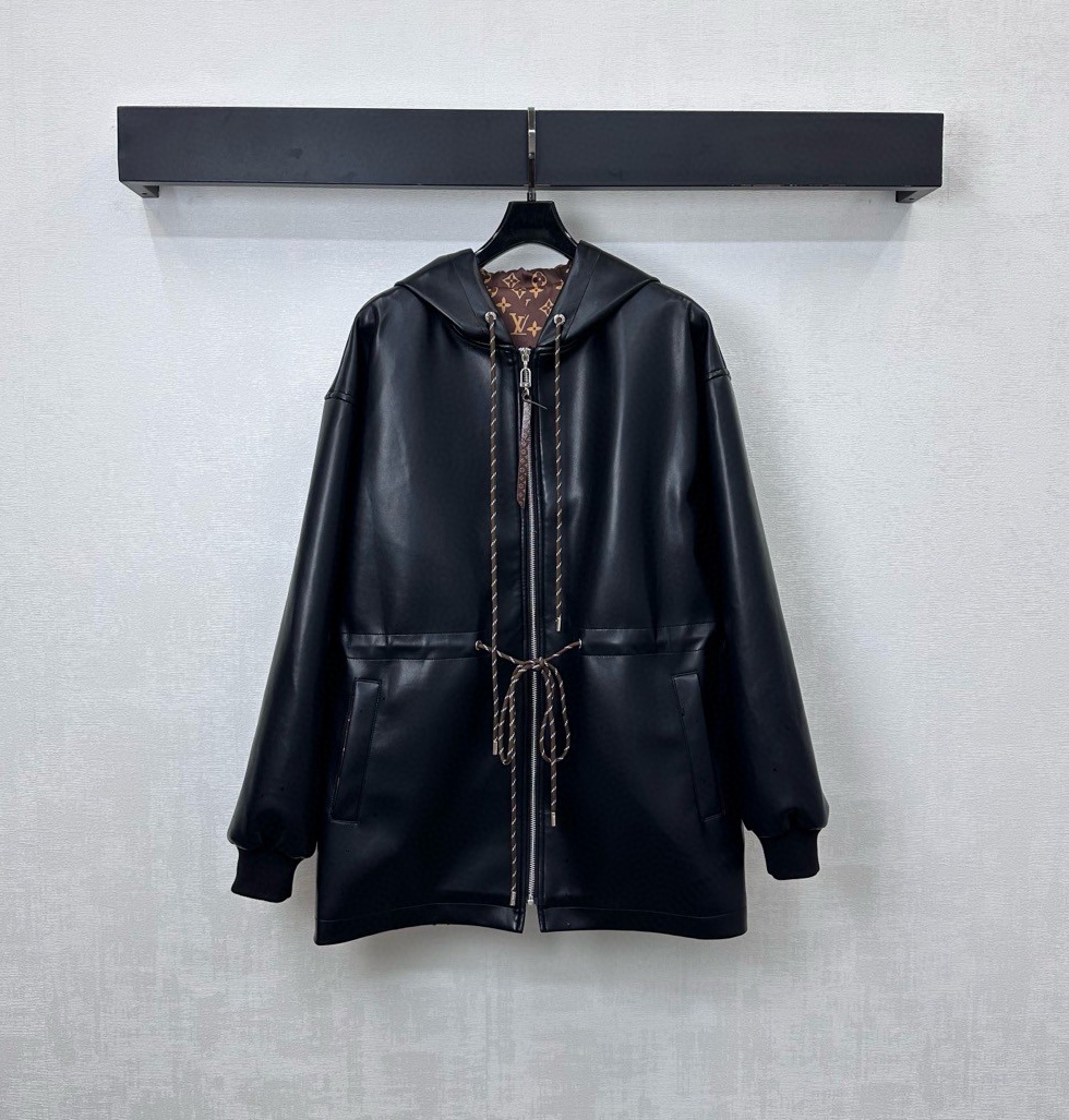 NO:576036,Comes with dust bag Louis Vuitto*2025 new arrival leather hooded drawstring jacket. Customized YB imported washed leather material. Soft and skin-friendly. Dropped shoulder version with waist drawstring to outline curves. Add layering to the look. The inside is covered with four-leaf clover pattern and letter logo to highlight the brand tone. Development of surface accessories. Hooded zipper jacket tailoring. Fashionable and western style. High version, Louis Vuitton, jackets &  coats,hats,alexander wang19860909配防尘袋Louis Vuitto*2025新品上架皮革连帽抽绳外套 定制YB进口水洗皮革材质 柔软亲肤 落肩版型配合腰间抽绳勾勒曲线 增添造型层次感 内里满铺四叶草图案和字母徽标 彰显品牌调性 面辅料开发 连帽拉链外套剪裁 穿搭时髦洋气  高版本,,louis vuitton,jackets & coats,hats,alexander wang,Women's clothing
