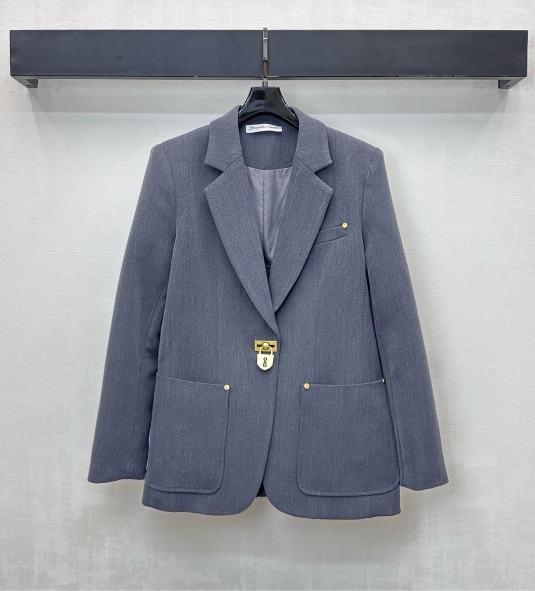 NO:576321,Sch*2025 new arrival lapel suit jacket customized YB imported cotton wool material with smooth and lustrous texture. The front placket is decorated with a single metal lock adjustment design. Echoing the cuffs with various button embellishments, highlighting the brand tone. Three-dimensional cutting on the back side adds a sense of layering to the style. Makes the outfit more tolerant and does not pick up on the figure. It is fashionable and lax. Surface and accessories development. Lapel and shoulder suit jacket tailoring. Stacked to create a fashionable and popular style. High version, jackets & coats, business  suit,alexander wang19860909Sch*2025新品上架翻领西装外套定制YB进口棉毛材质 质感光泽垂顺 前襟饰以单颗金属锁扣调节设计 呼应袖口多样式纽扣点缀 彰显品牌调性 后侧开叉立体裁剪 增添造型层次感 让穿搭更加包容不挑身材洋气松弛 面辅料开发 翻领正肩西装外套剪裁 叠穿出时髦流行穿搭风格  高版本,,jackets & coats,business suit,alexander wang,Women's clothing